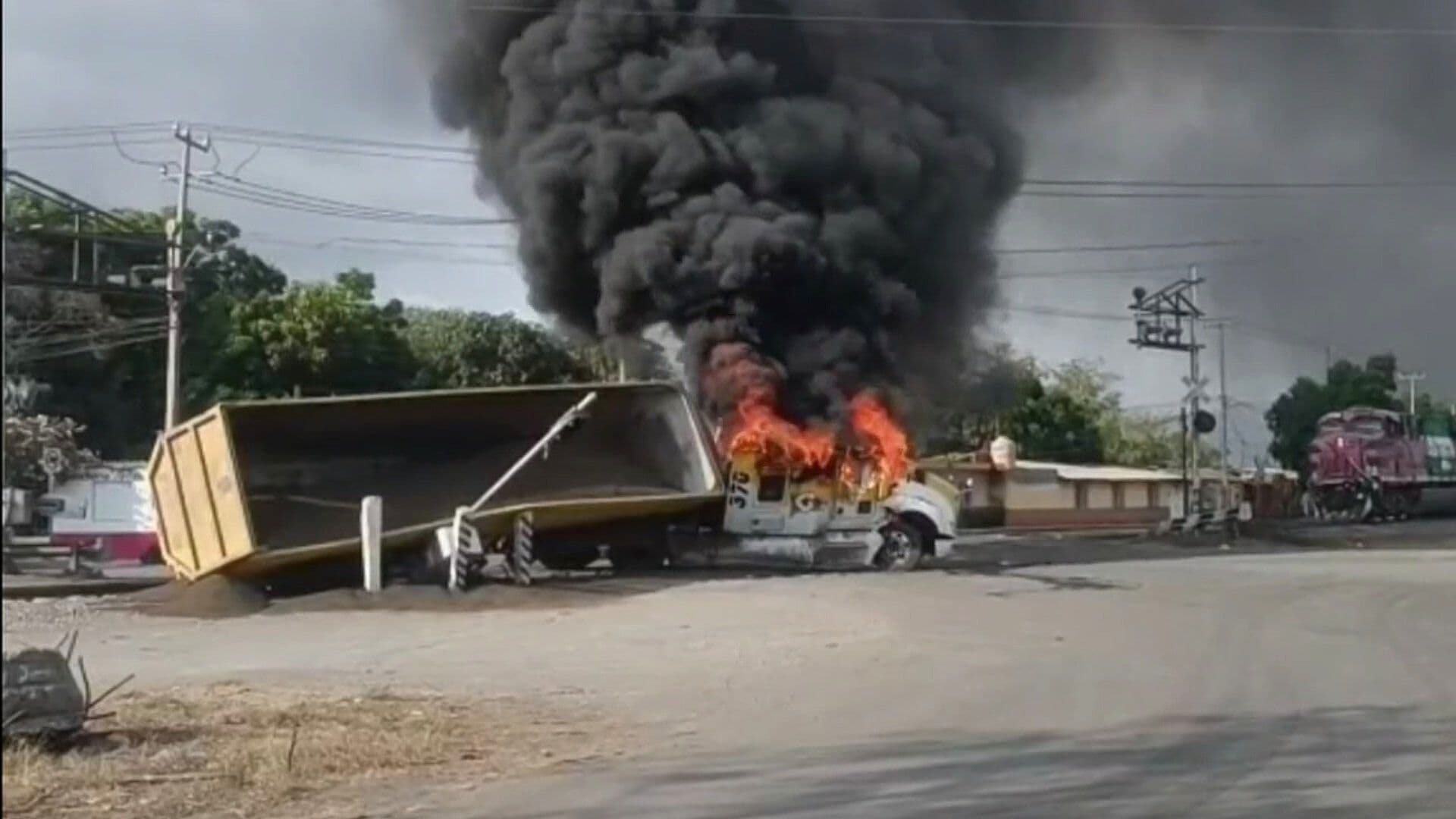 Roban Autos en Enfrentamiento y Bloqueo Autopista Colima-Manzanillo