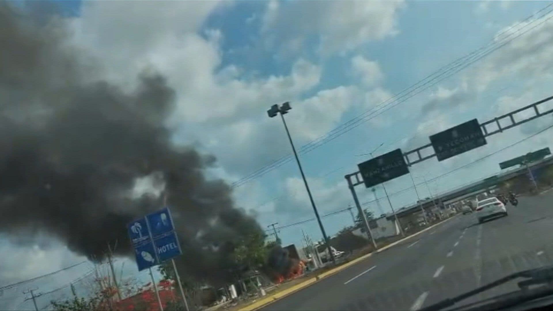 Civiles Queman Tráileres y Usan Ponchallantas en Enfrentamiento con Policías en Tecomán, Colima