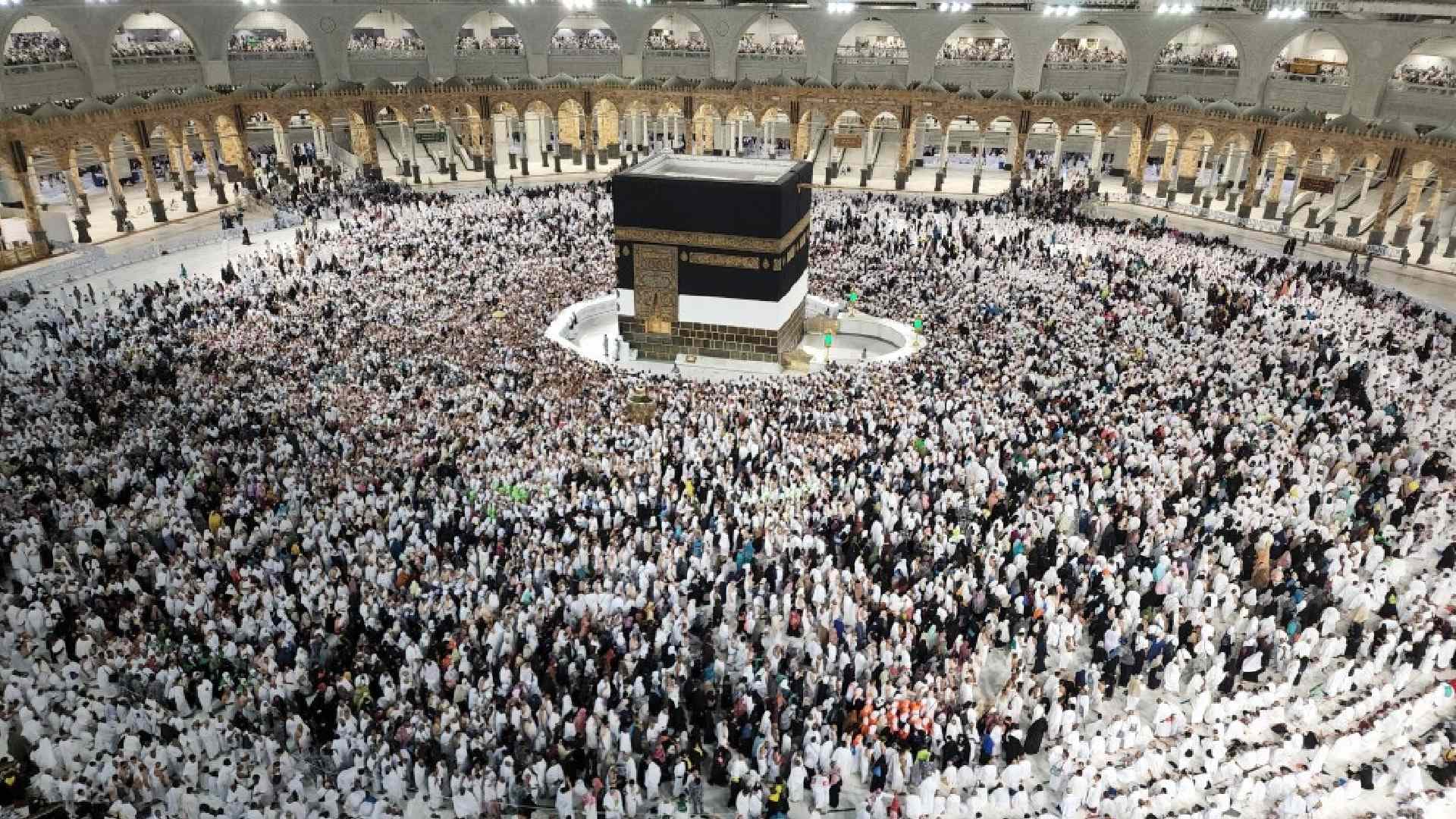 Miles de Musulmanes Inician el Hajj en La Meca, Arabia Saudita