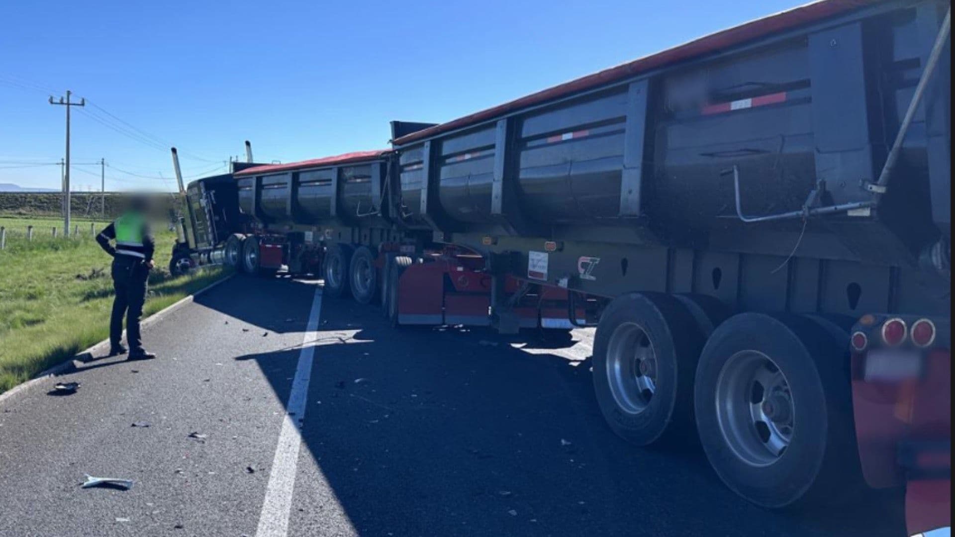 Cerrada la Autopista Amozoc - Perote por accidente de tráiler y auto.