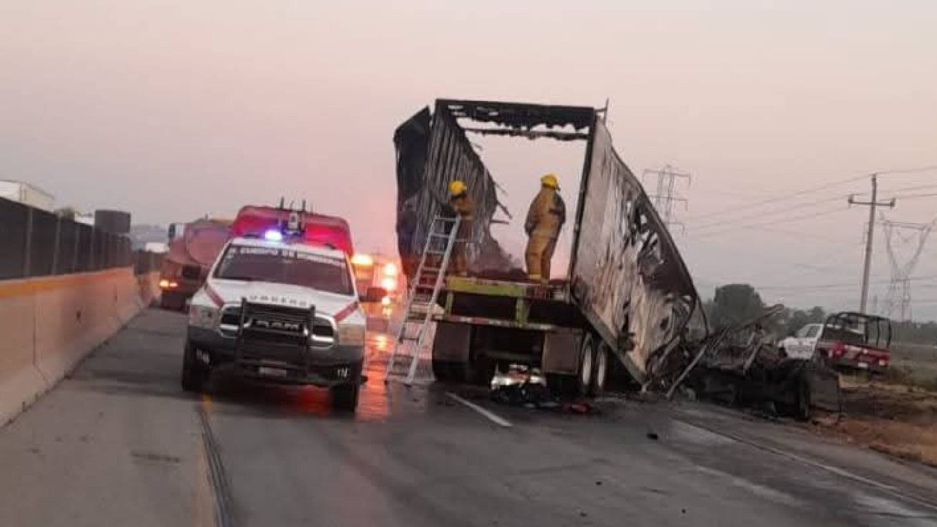 Muere Conductor al Interior de su Tráiler en Llamas en la Autopista Puebla-Orizaba