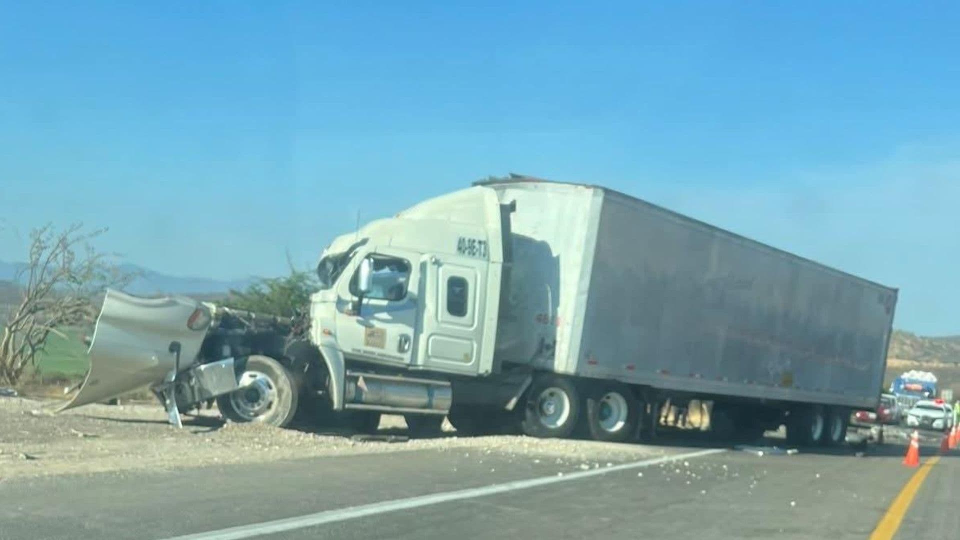 Tráiler choca contra camión torton en carretera de Puebla.