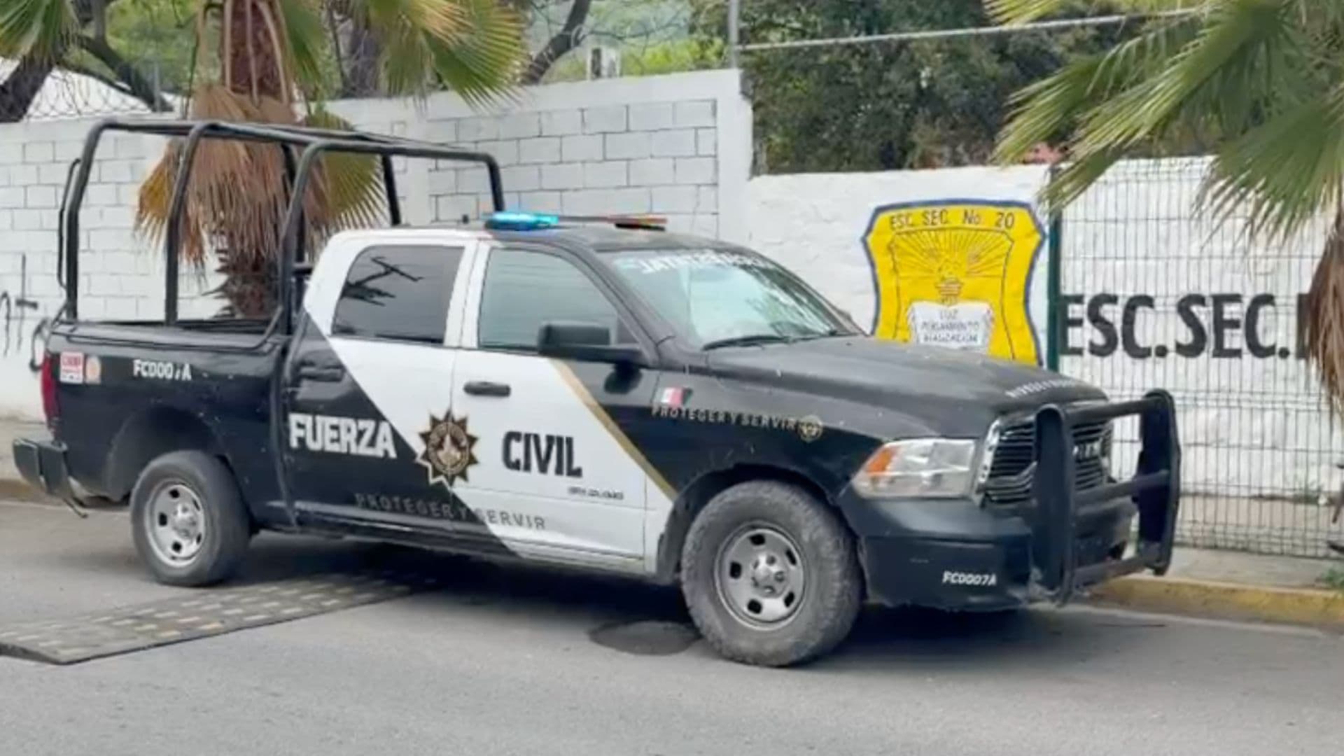 Patrulla de Fuerza Civil frente a Secundaria No. 20 en Monterrey