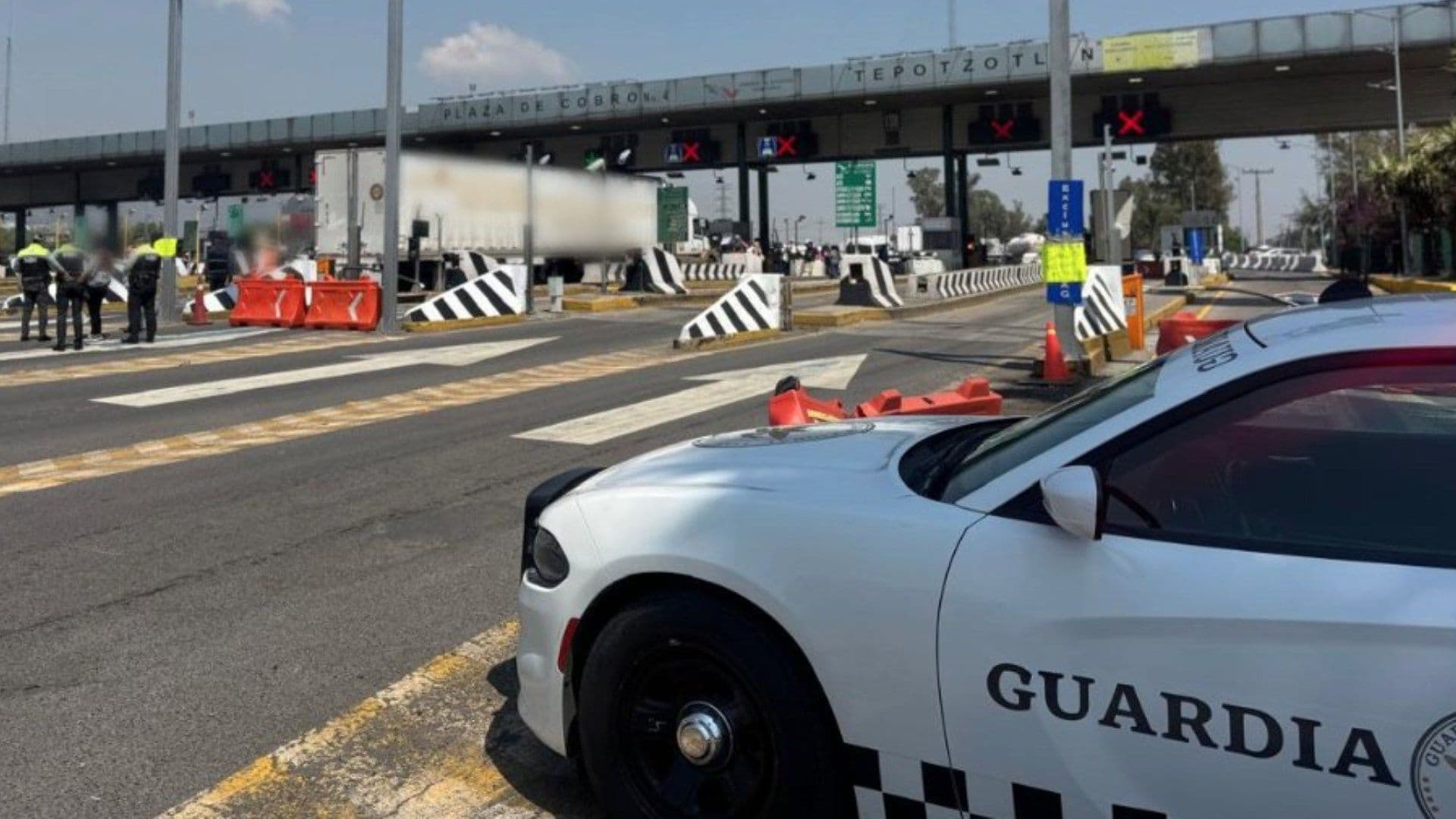 Una patrulla de la Guardia Nacional en primer plano
