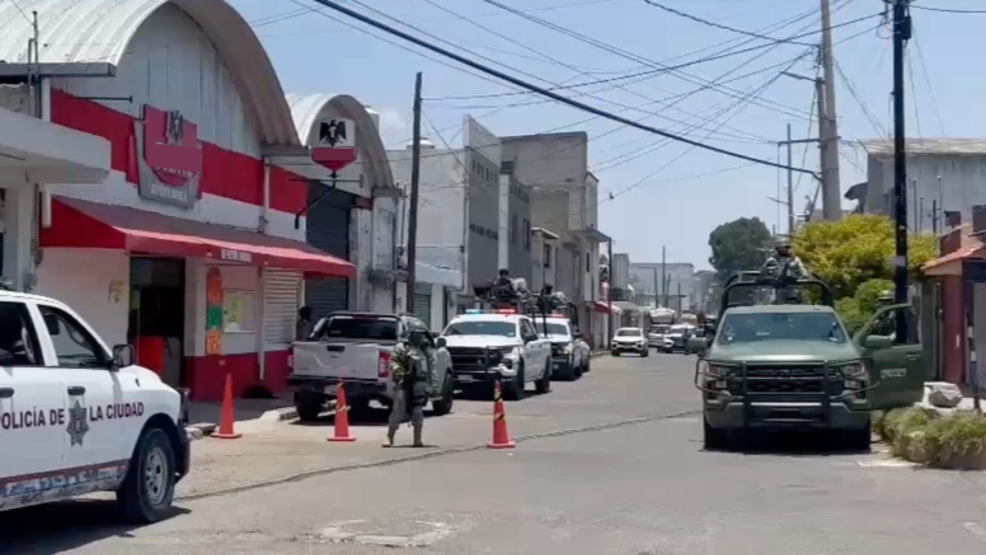 Tres heridos y dos detenidos en balacera de Mercado Morelos de Puebla