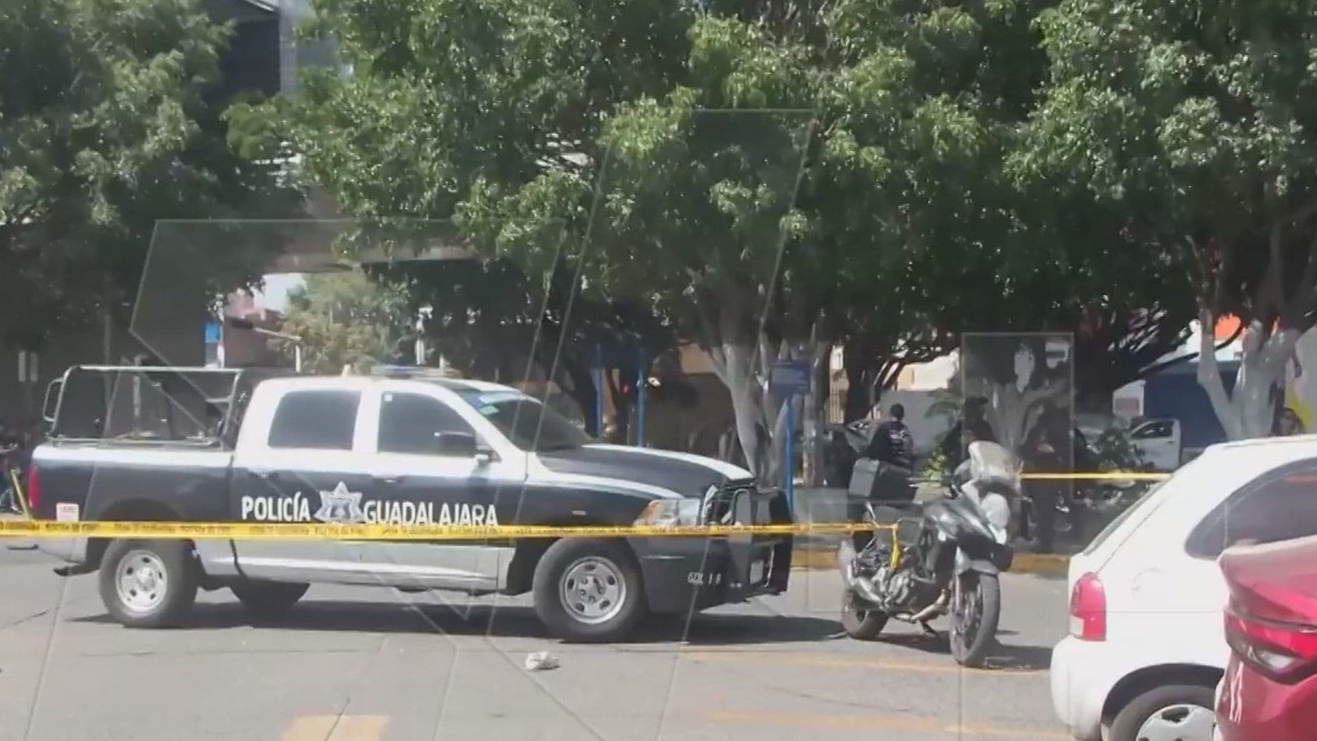 Balacera en estacionamiento de centro comercial.