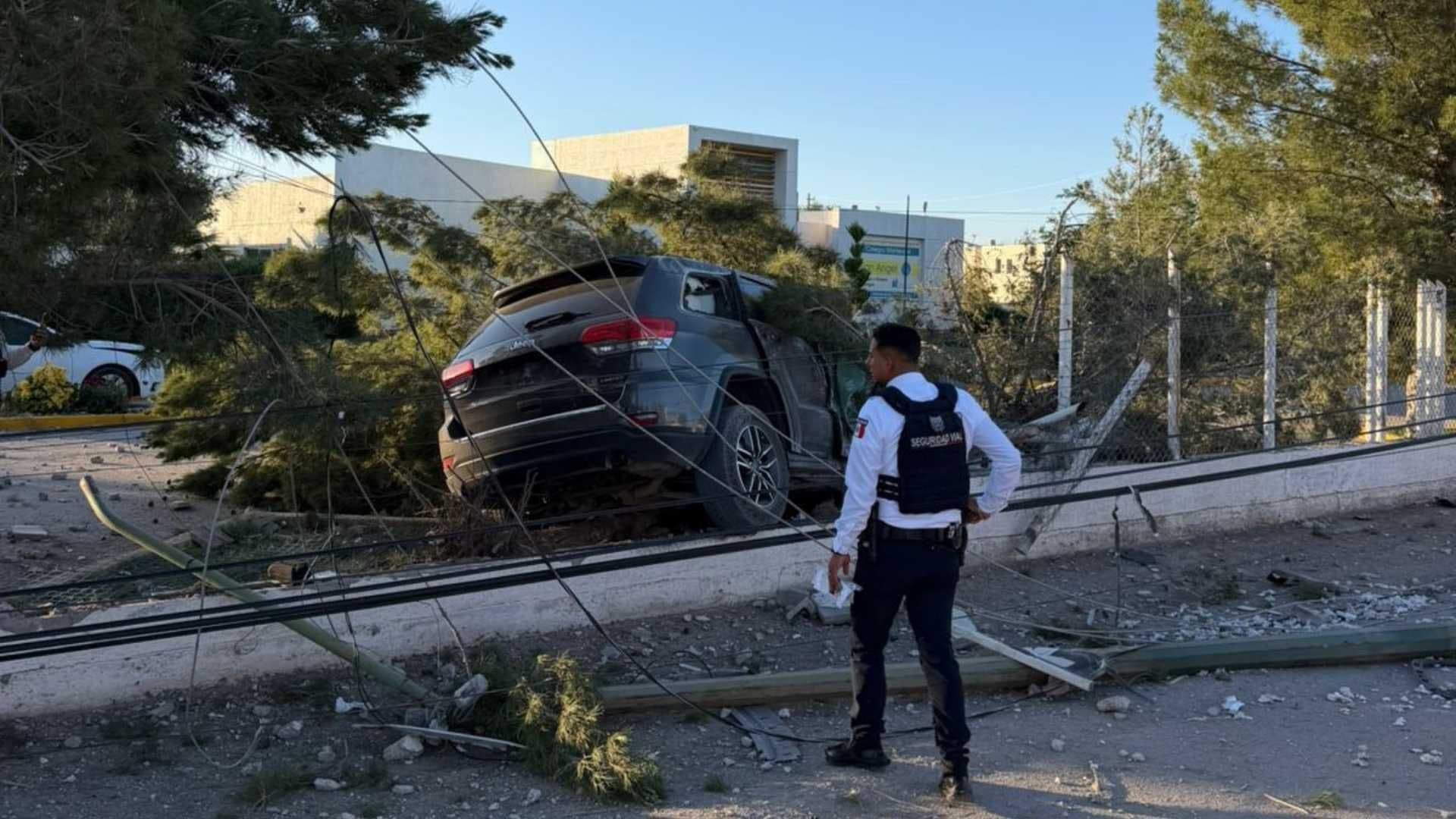 Camioneta Derriba Postes y se Impacta Contra Escuela en Ciudad Juárez