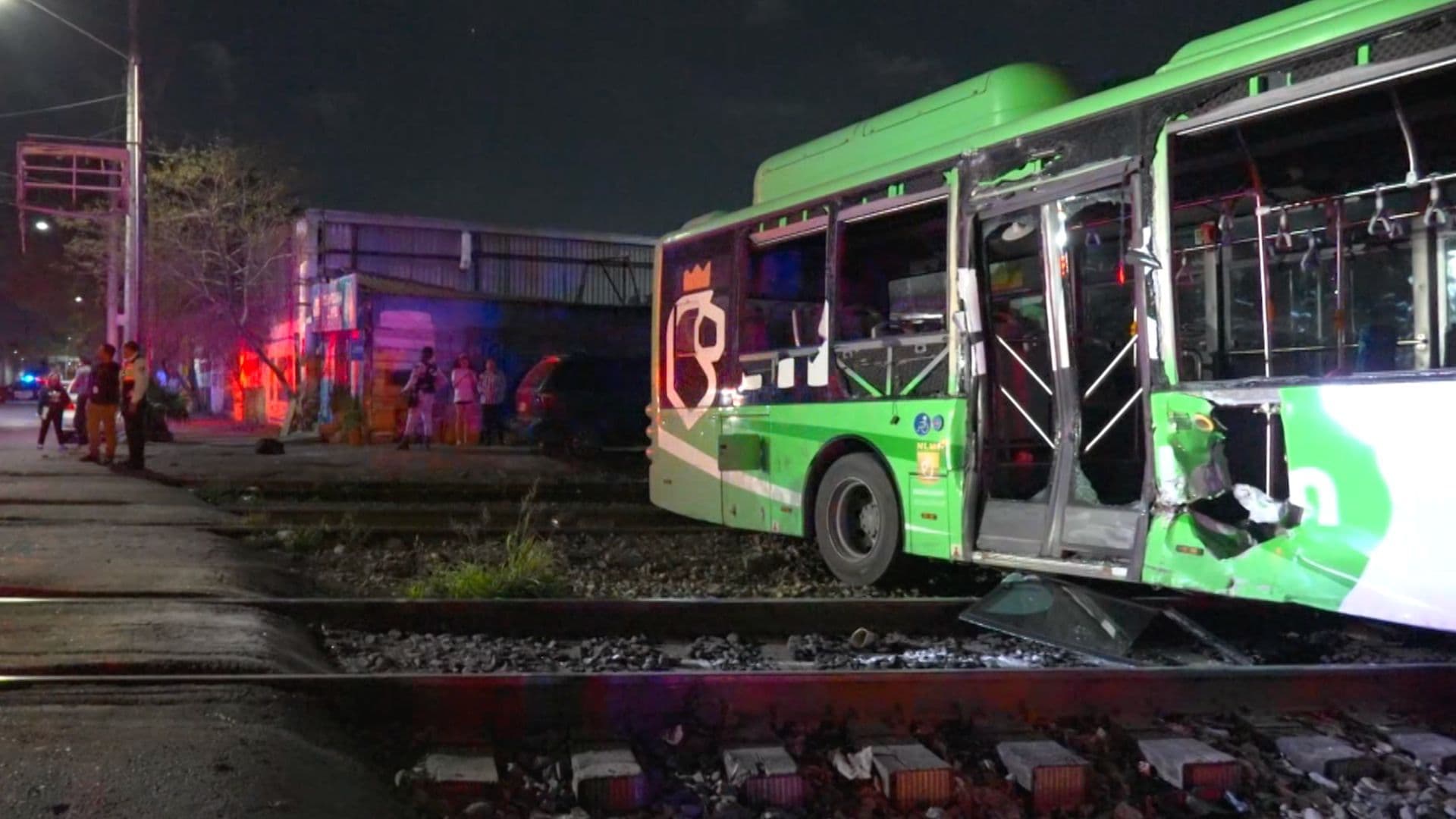 Camión ruta 37 tras choque en vías del tren