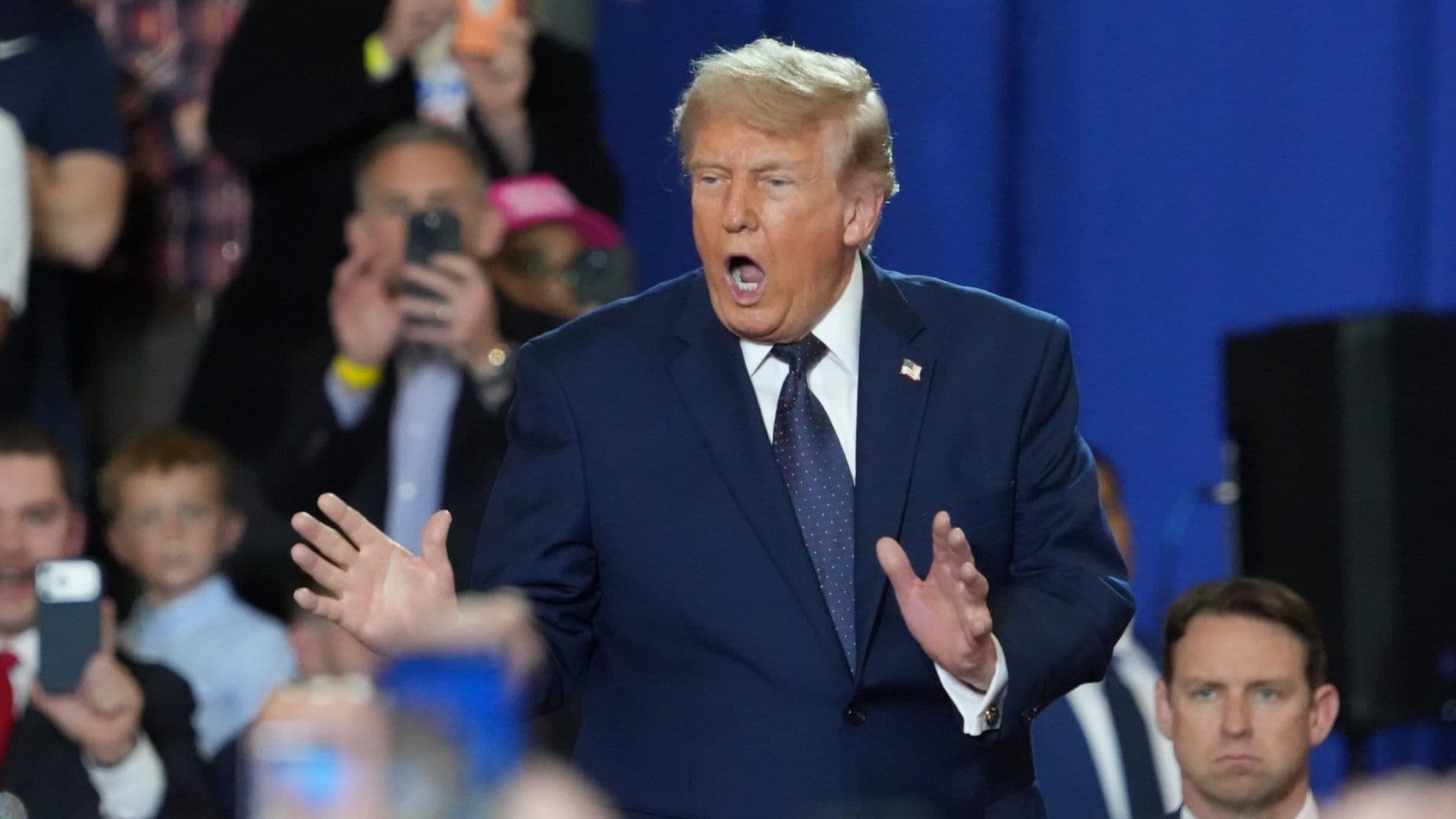 Trump Dice que Uranio de Irán Debe Entregarse a EUA