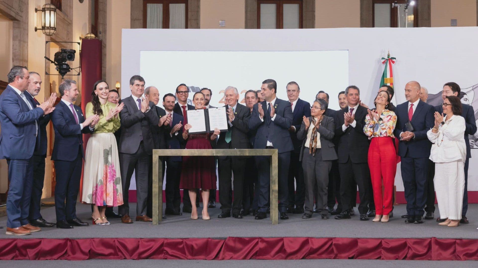 Firma del acuerdo por el acero en la conferencia mañanera