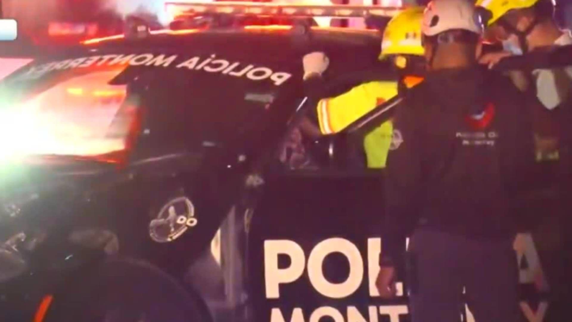 Quedan lesionados policías de Monterrey.