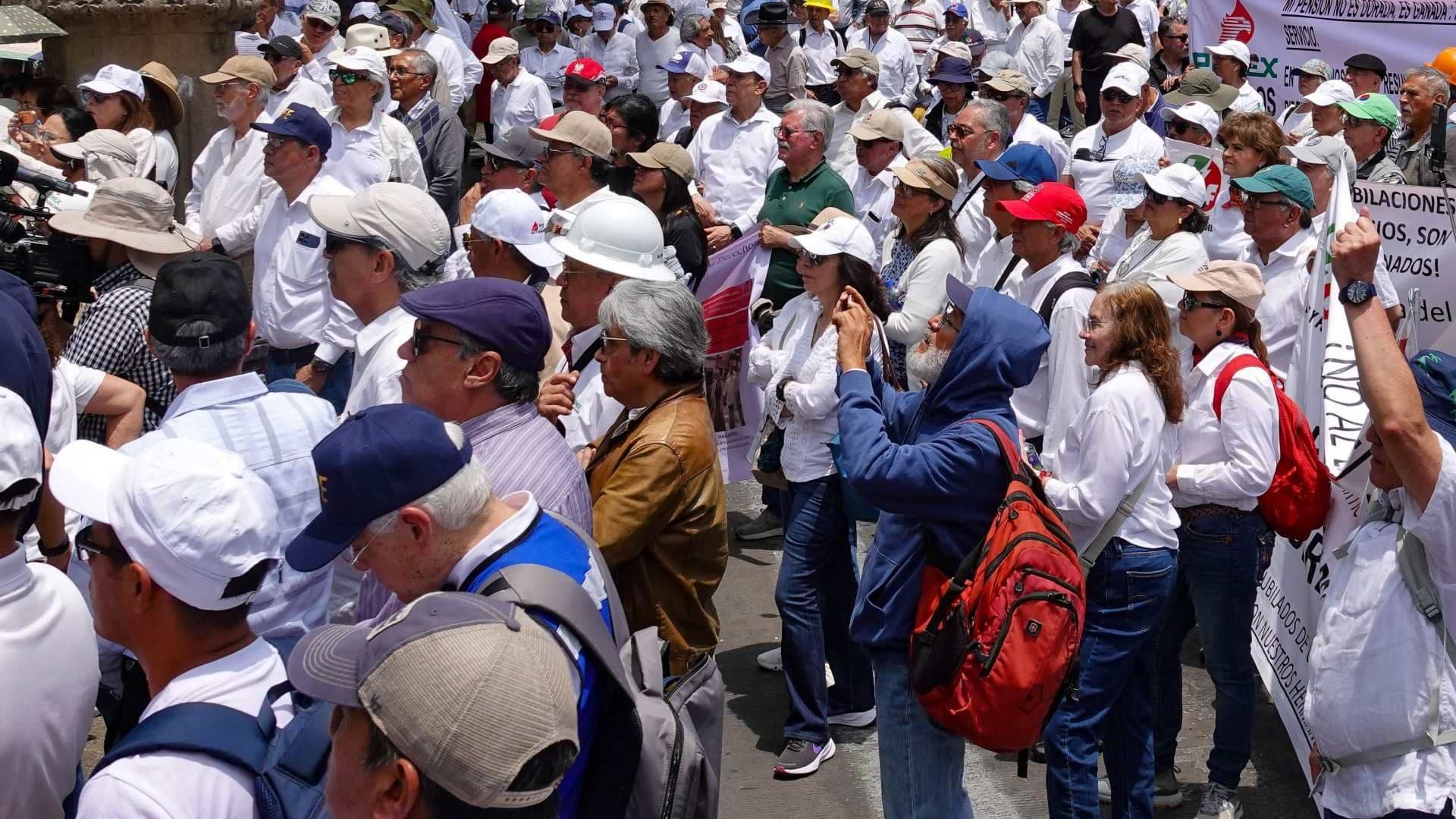 Protesta de jubilados de CFE y Pemex en CDMX en abril 2026