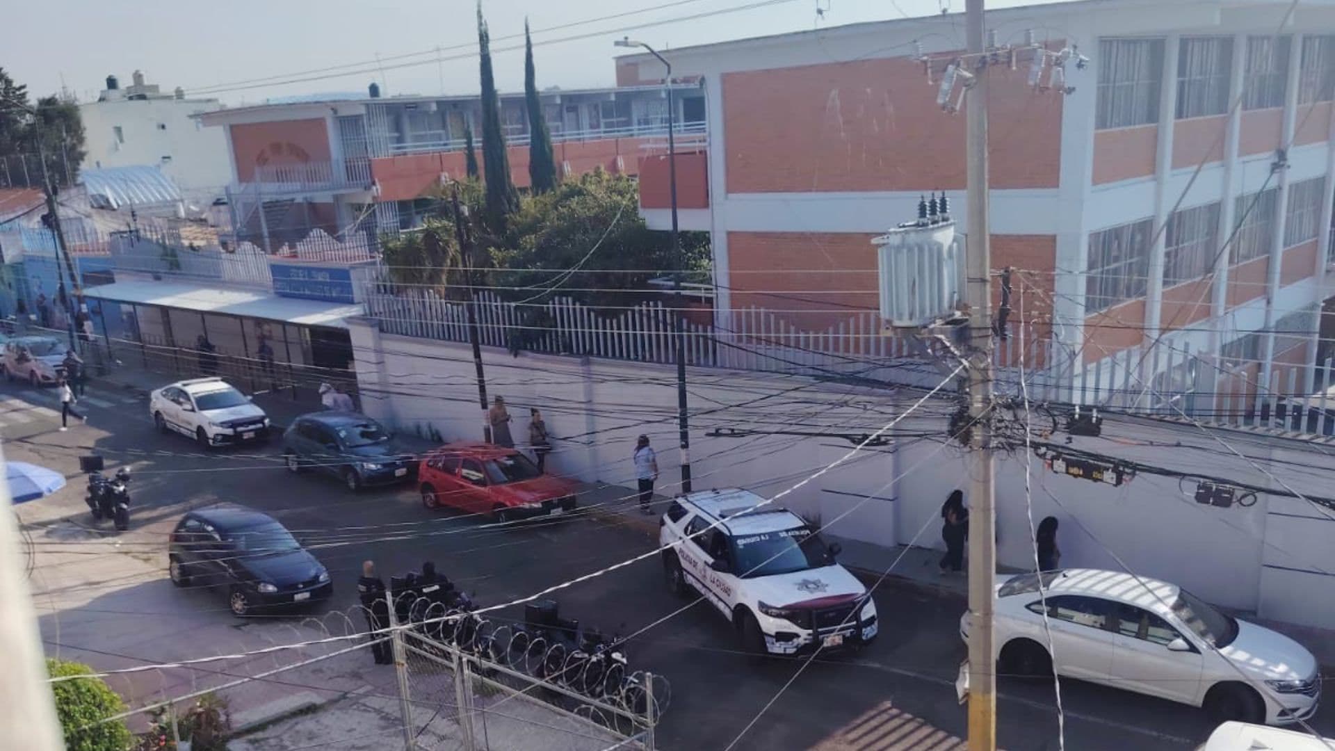 Abandonan cartulina con mensaje de amenazas en escuela primaria Adela Márquez de Puebla.