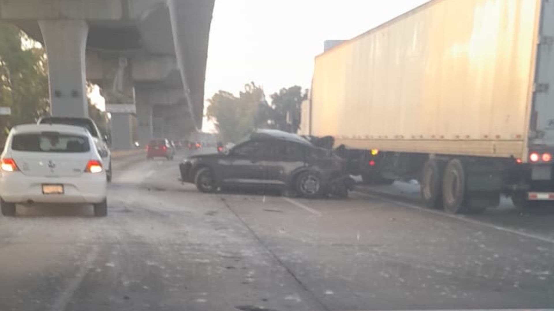 El auto terminó destrozado en el sentido opuesto.