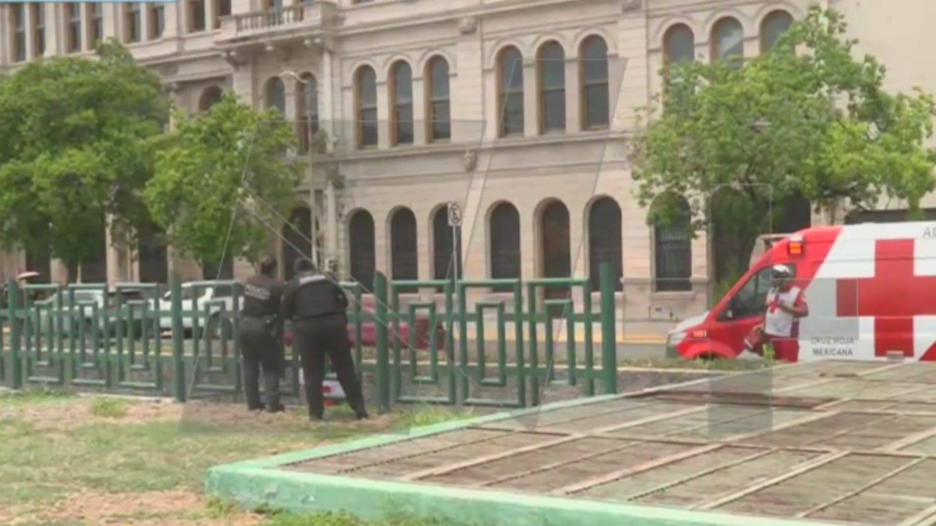 Policías investigan muerte de persona en jardineras de Macroplaza de Monterrey