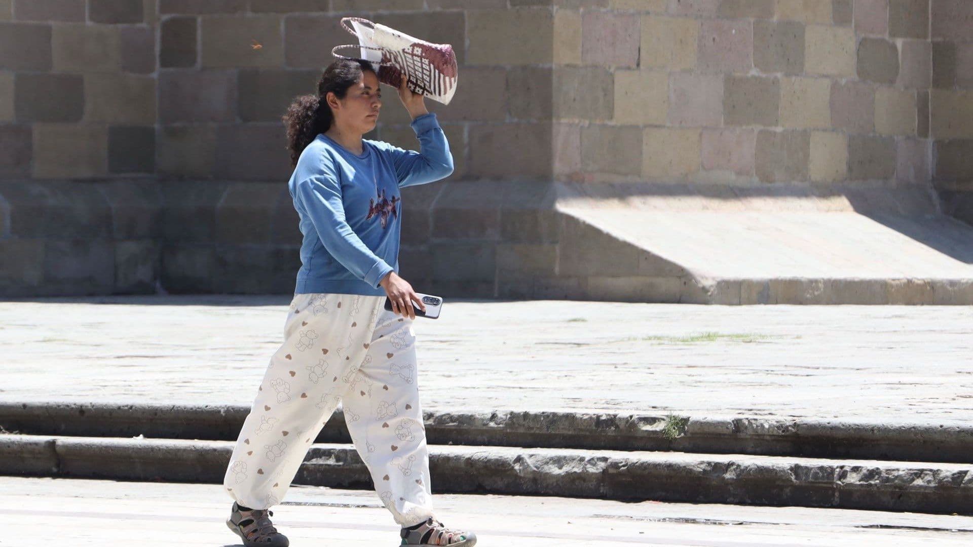 Mujer se cubre del Sol en Oaxaca