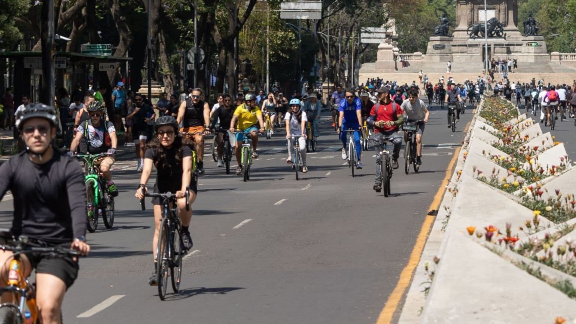 Ciclistas, corredores y patinadores en Paseo de la Reforma, CDMX