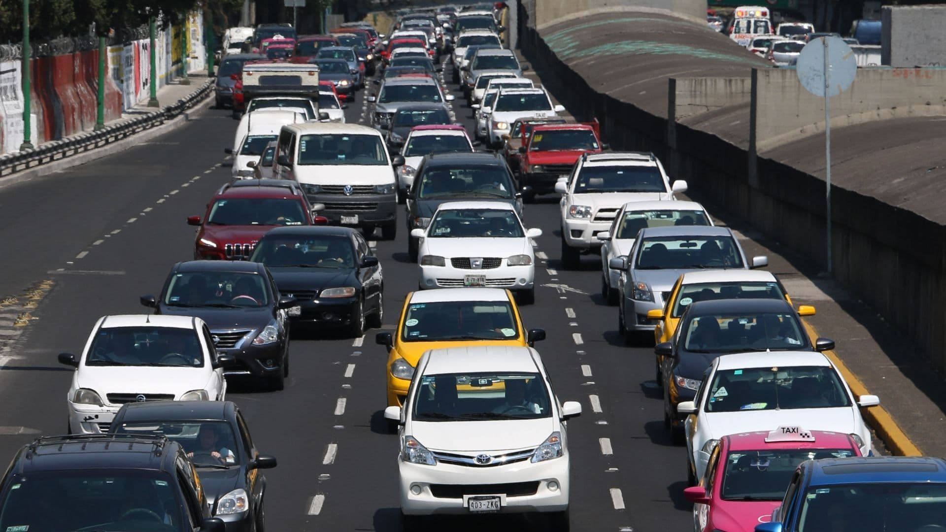 ¿Quiénes Sí Circulan el 28 de Abril? Engomados y Placas de Carros Sin Restricción en CDMX-Edomex