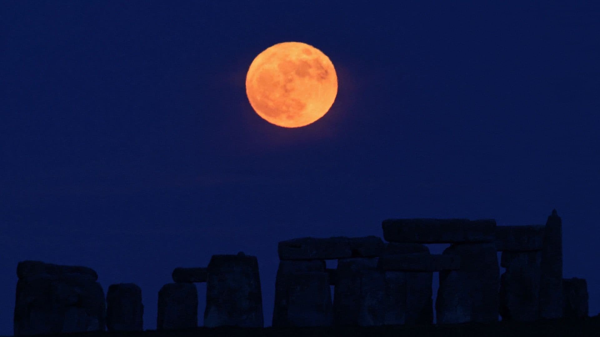 La Luna llena sobre Stonehenge