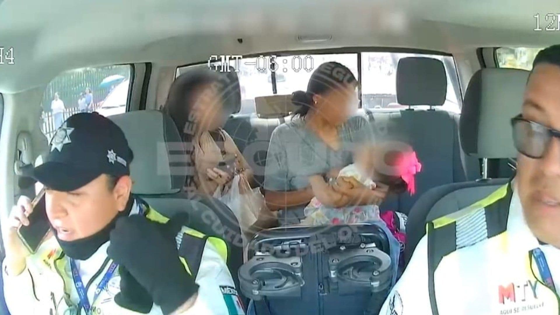 Tránsito de Monterrey traslada en patrulla a niña con convulsiones
