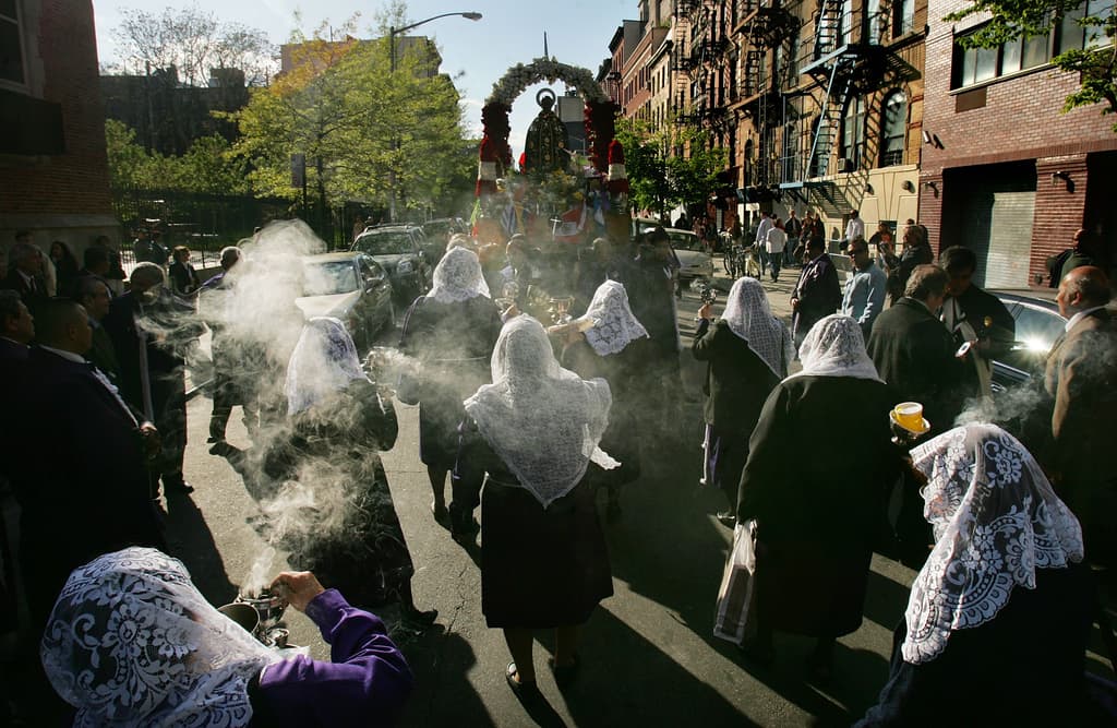Sisto Abeyta, consultor demócrata, sugiere que el partido ha centrado su mensaje en votantes blancos y latinos con educación universitaria (Axios). Esto deja fuera a los hispanos de zonas rurales o fronterizas, para quienes el aborto y el medio ambiente no son temas prioritarios.