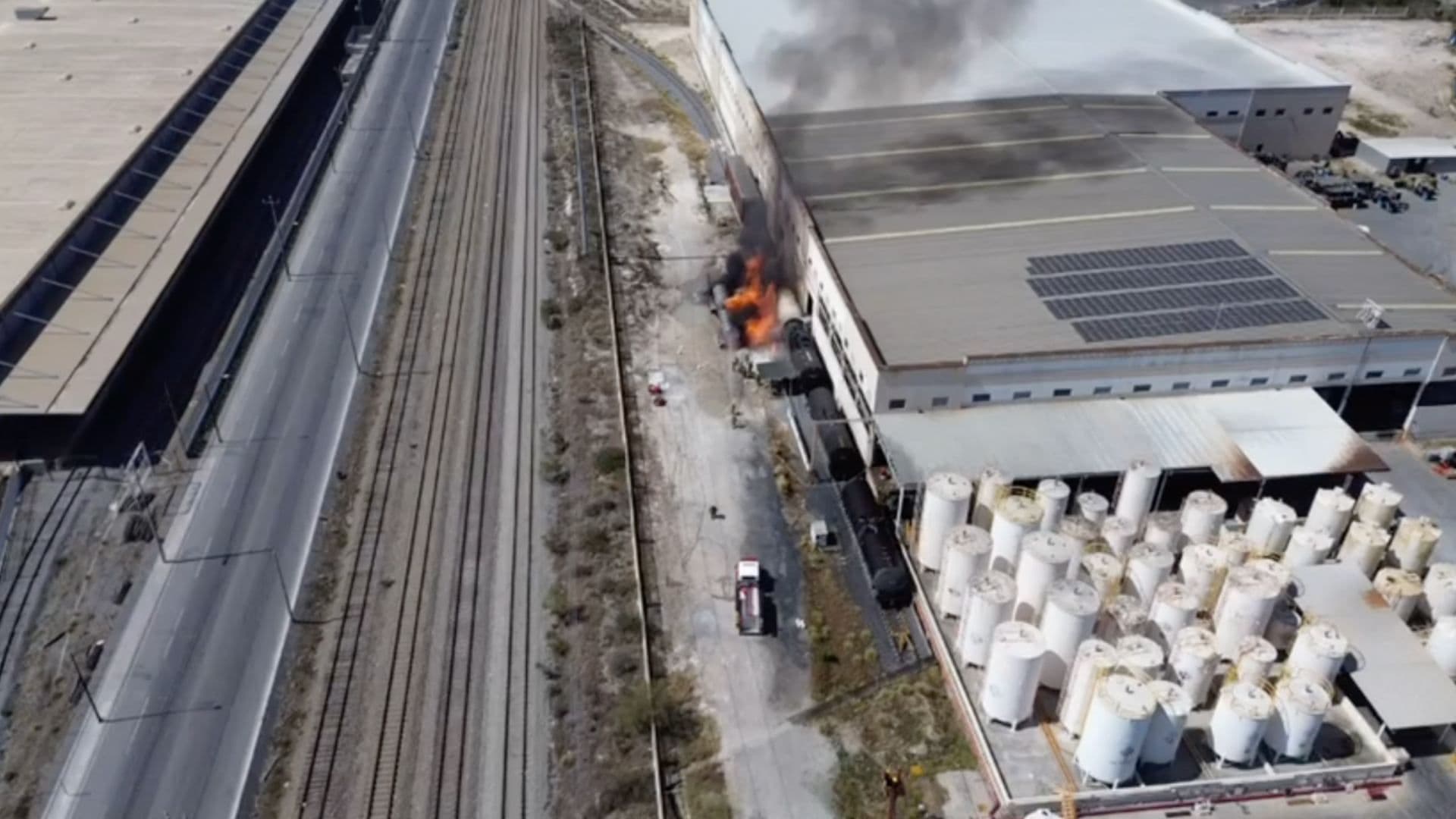 Incendio de pipa en Parque Industrial foto desde el aire