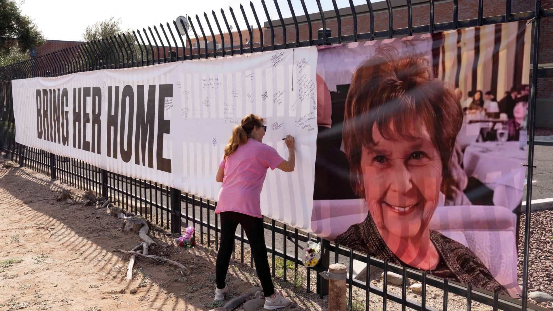 Pancarta que dice "Tráiganla a casa" y muestra una foto de Nancy Guthrie, el 12 de febrero de 2026. Foto: Reuters | Archivo