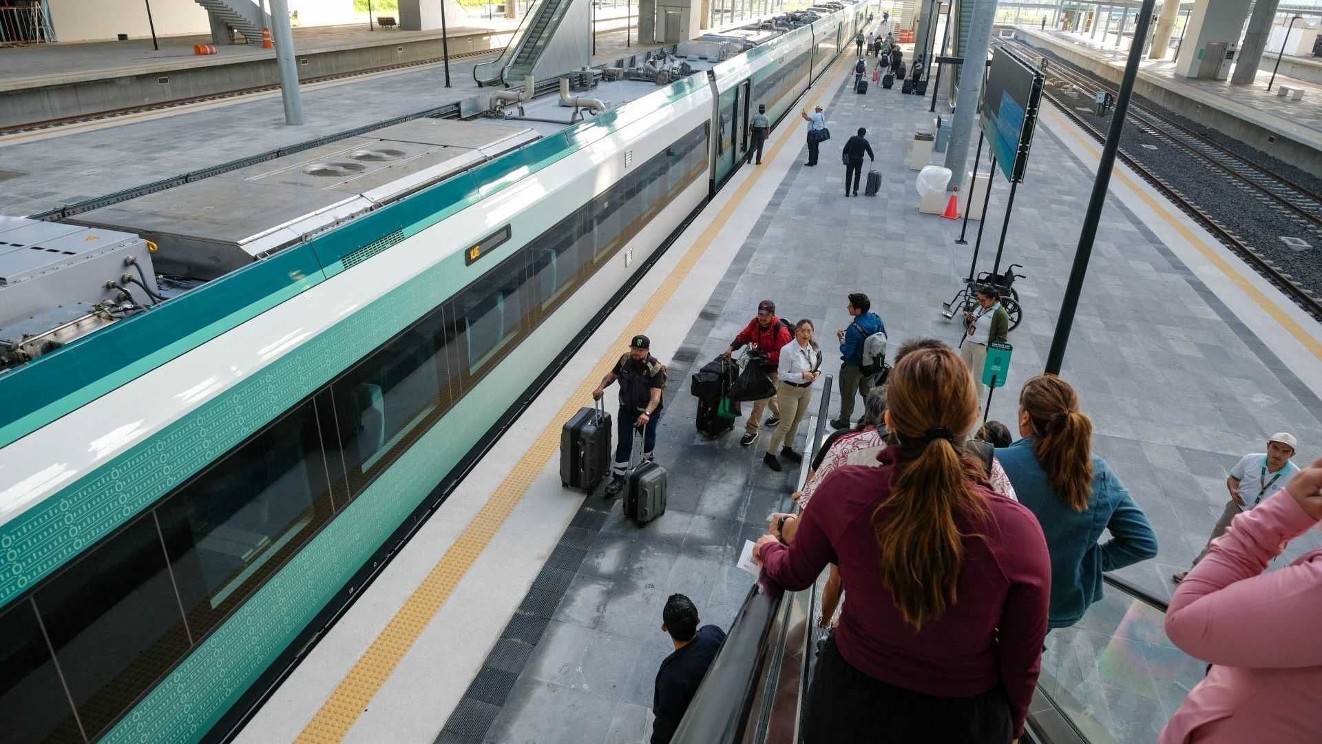 Turistas realizan recorridos en el Tren Maya