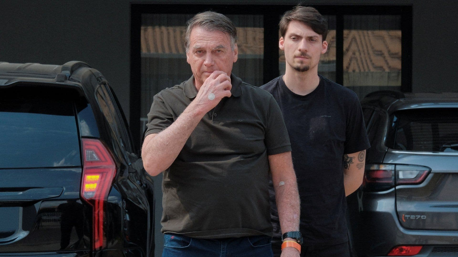 Bolsonario camina junto a su hijo Jair