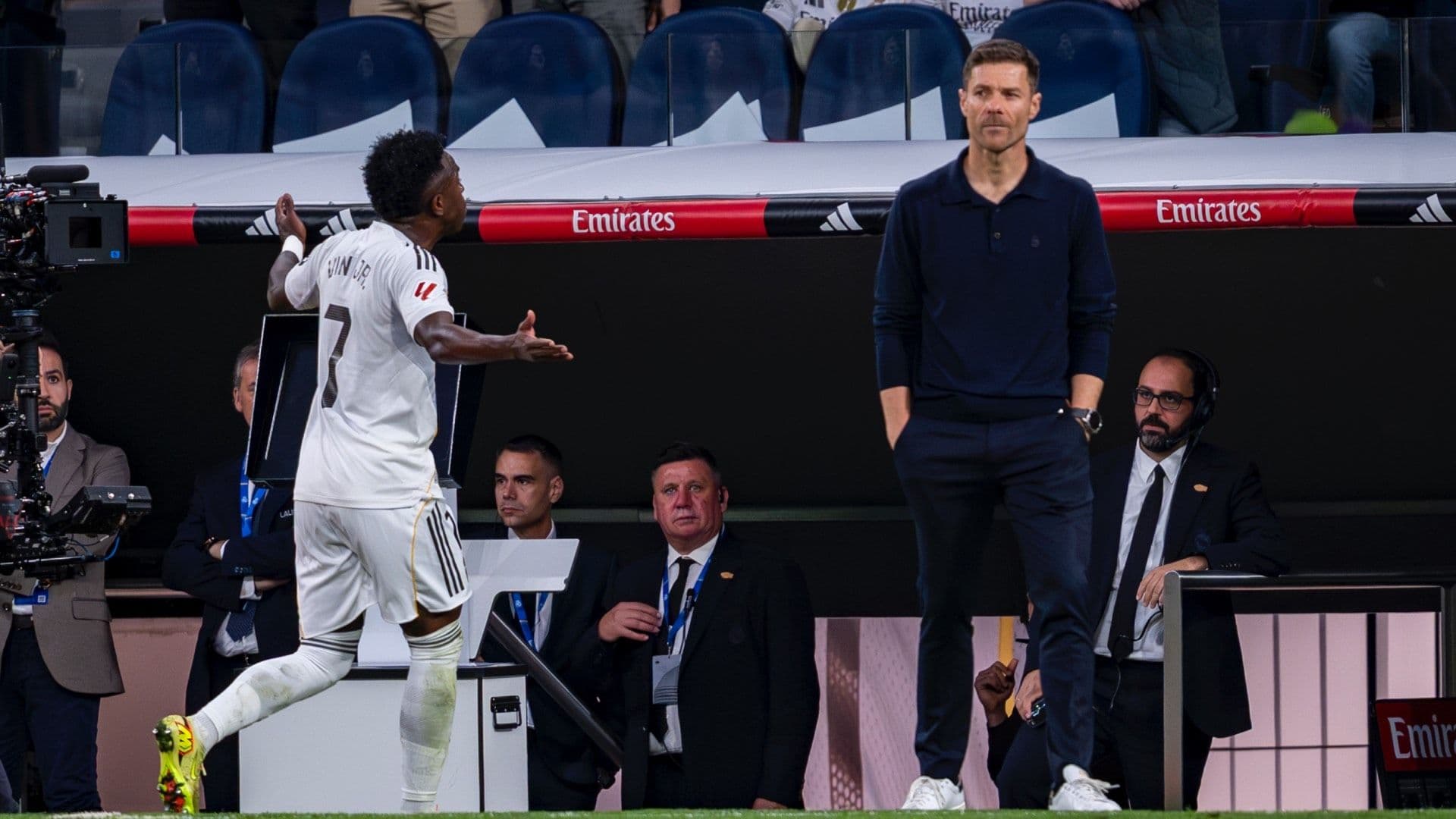 Vinicius Ofrece Disculpas por su Enojo en el Clásico, Pero Omite a Xabi Alonso