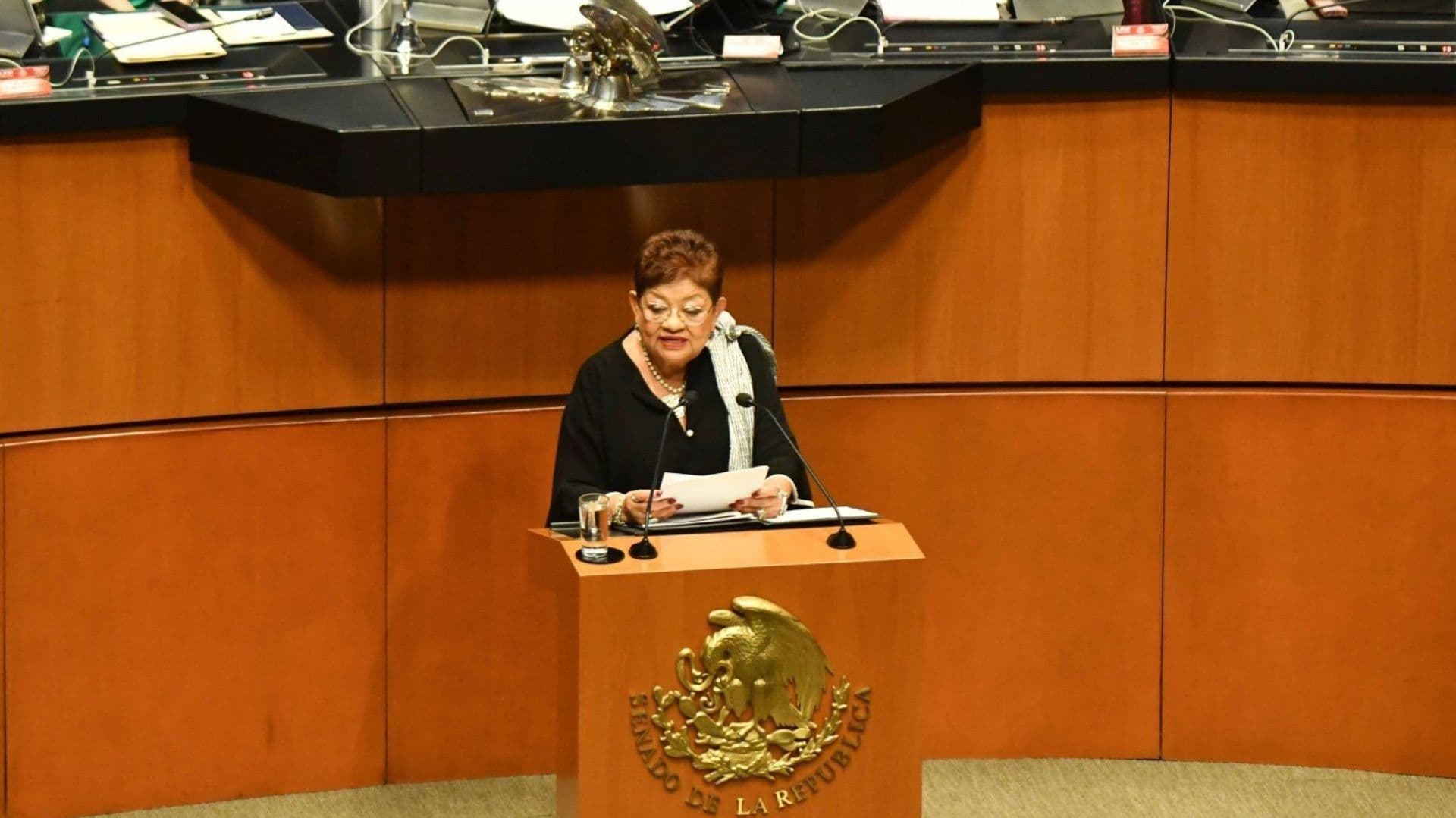 Una mujer habla por micrófono.