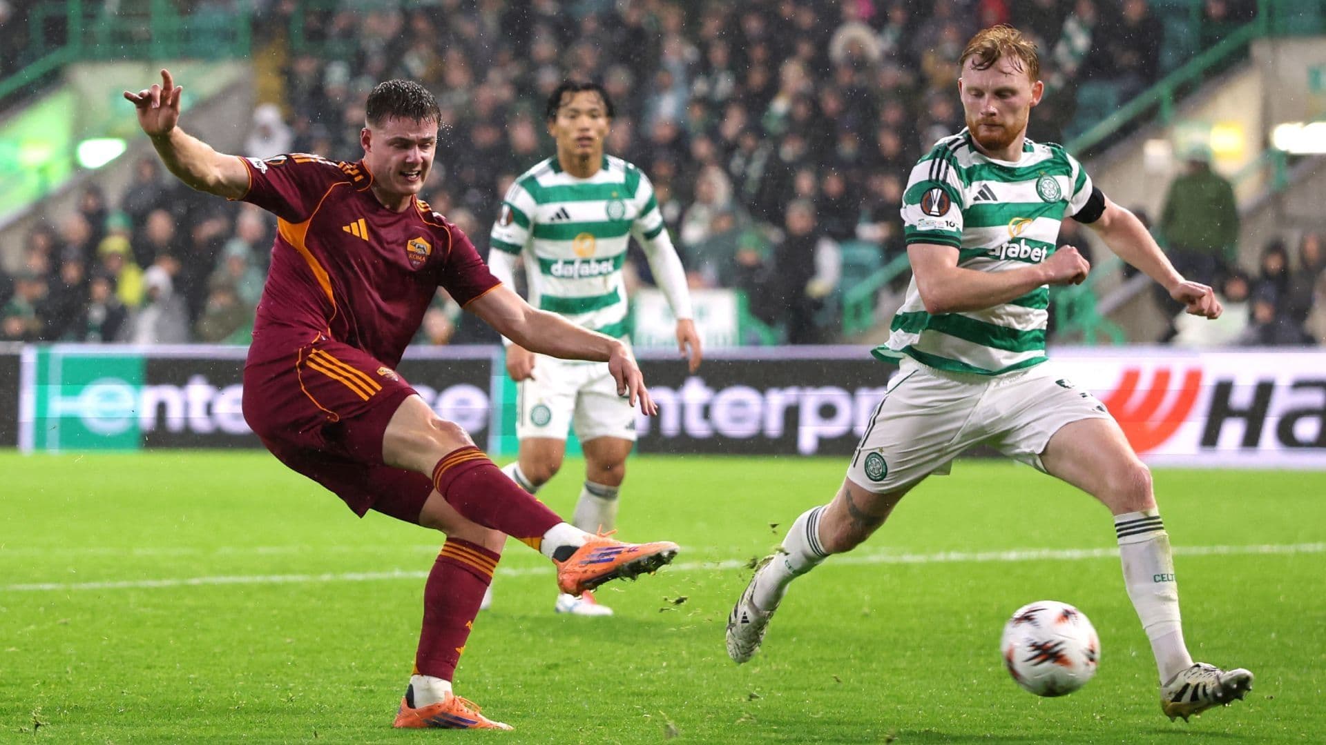 El delantero irlandés Evan Ferguson fue clave en el triinfo del AS Roma ante el Céltic escocés.