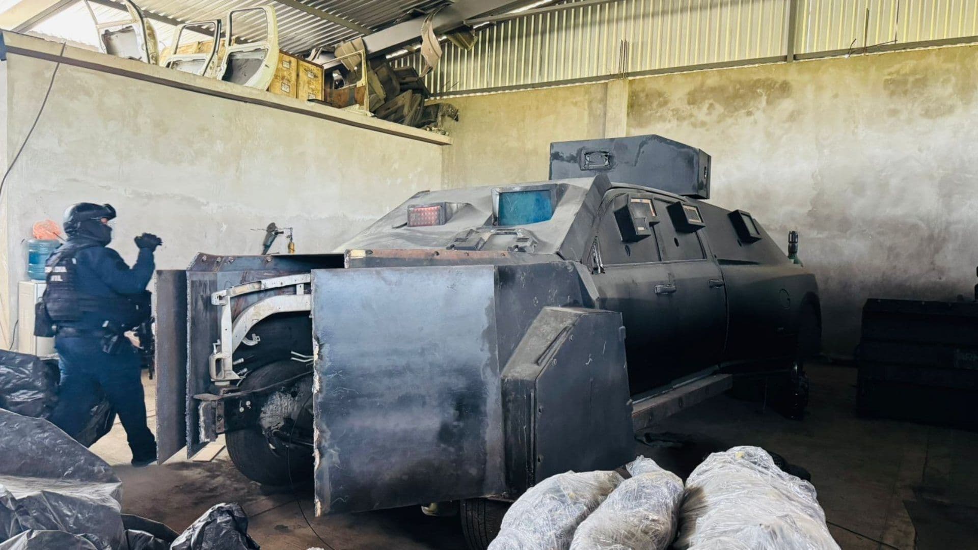 Camión tipo monstruo decomisado en Coahuayana.