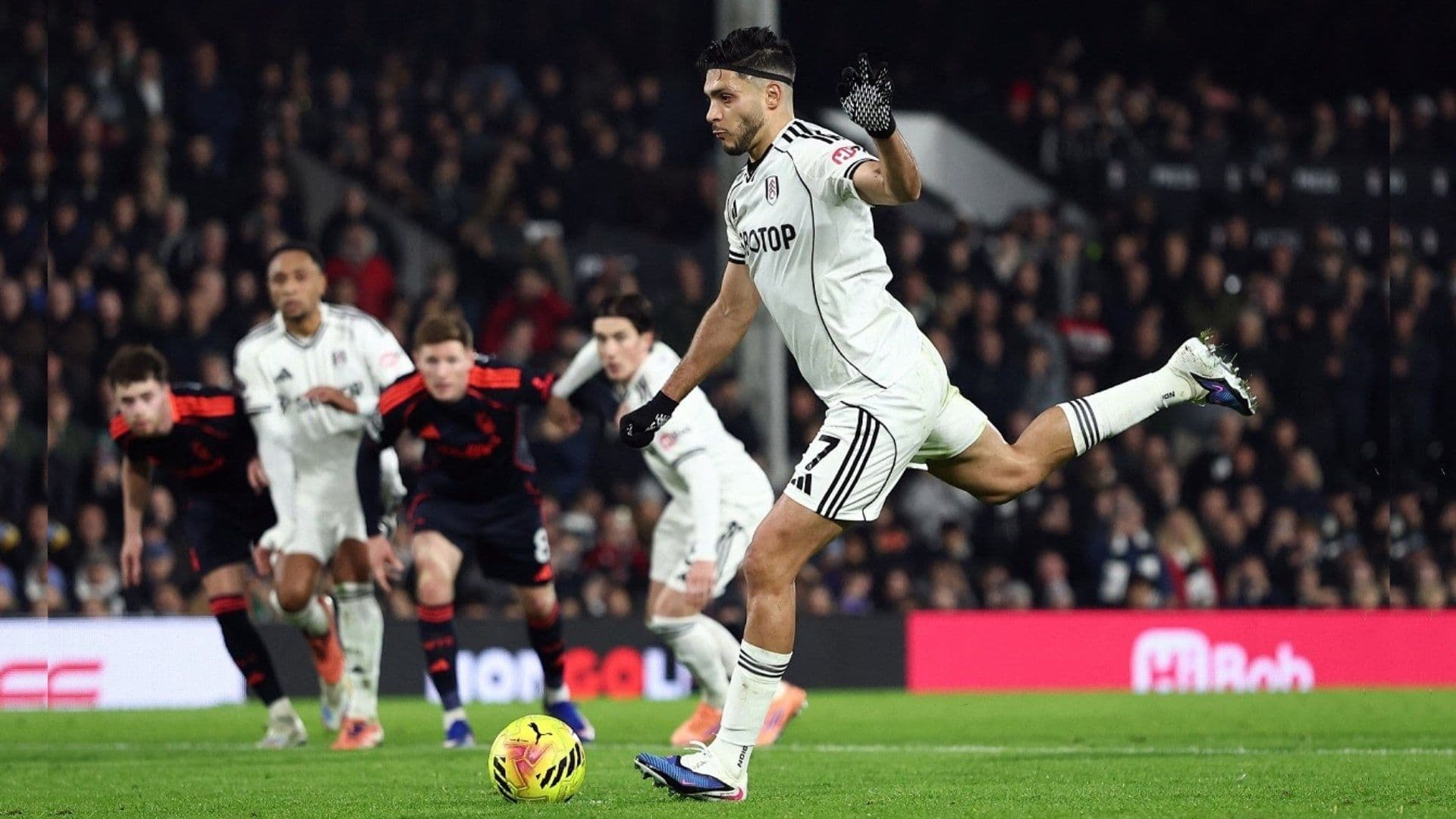 Raúl Jiménez marcó desde los once pasos para darle el triunfo al Fulham, su equipo, ante el Nottingham Forest.