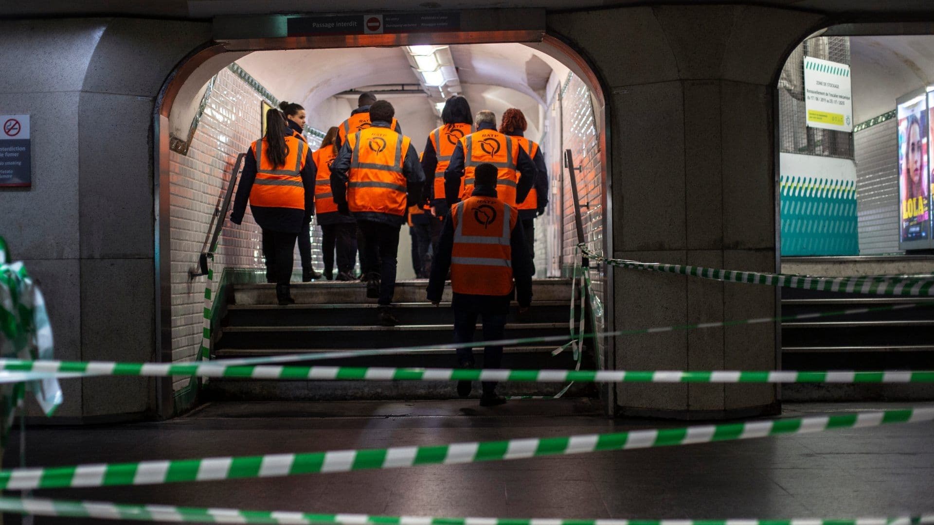 Personal del Metro de París recorre uno de los pasillos del sistema