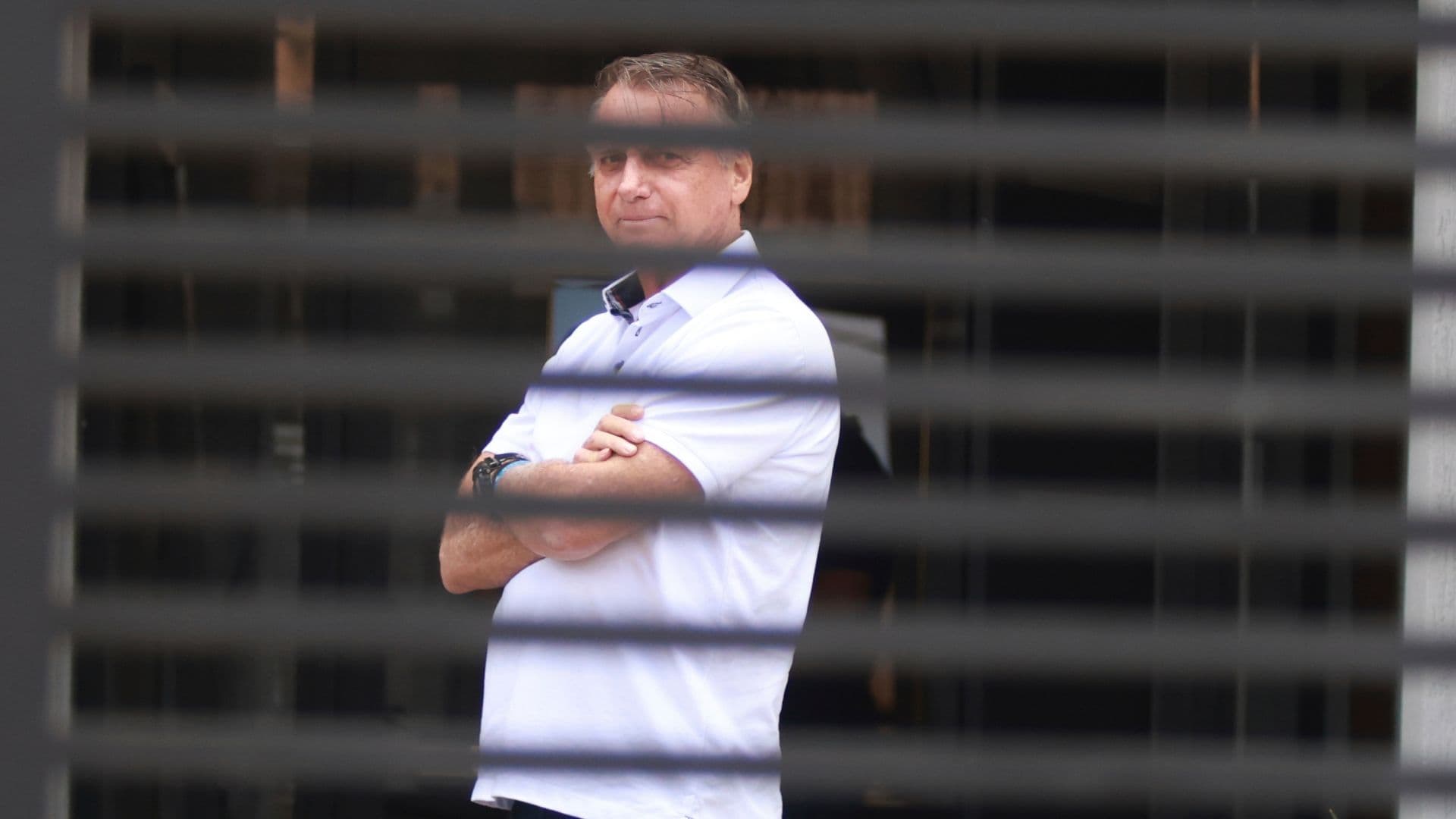 El expresidente brasileño Jair Bolsonaro mira a la cámara en su domicilio en Brasilia, Brasil.