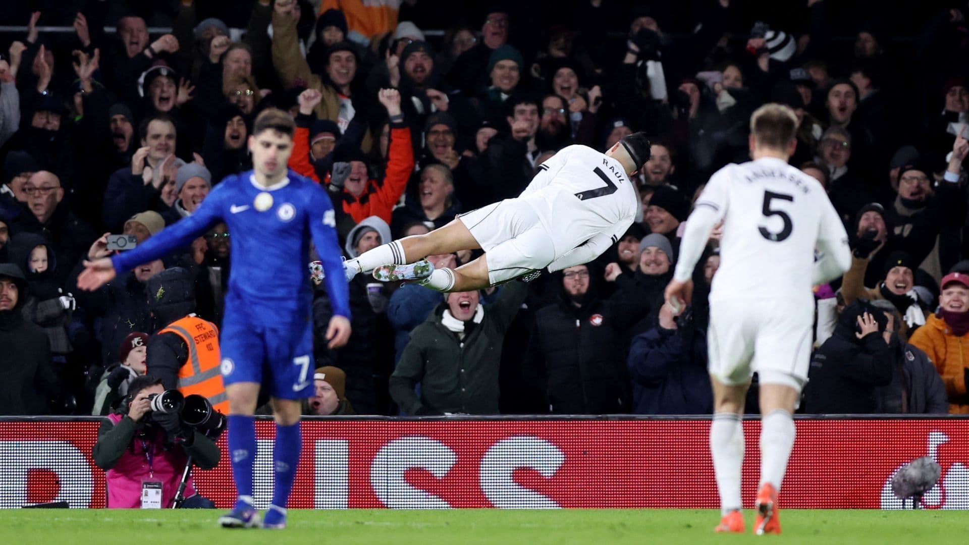 Raúl Jiménez corrió hasta el banderín de córner para realizar su peculiar festejo en el partido Fulham vs Chelsea.
