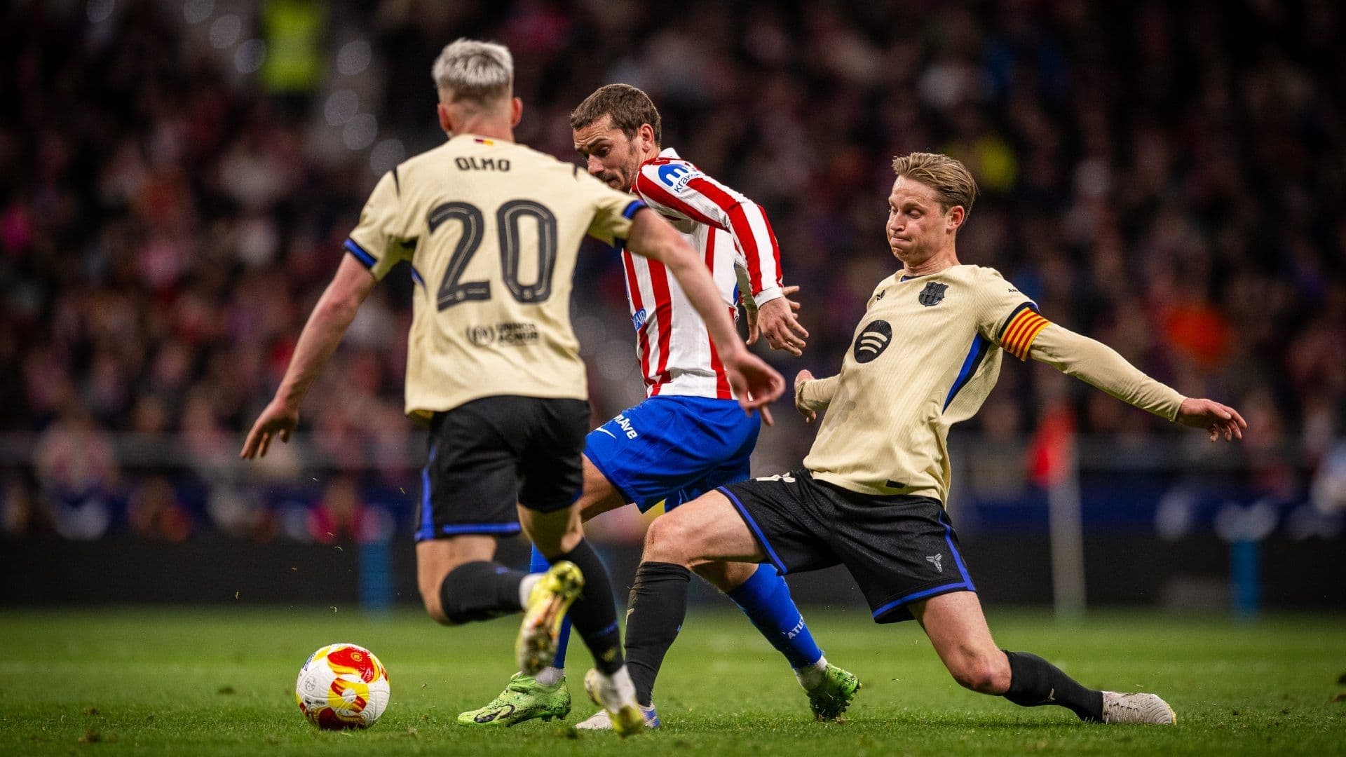 El colchonero Antoine Griezmann fue un dolor de cabeza para la zaga del Barcelona, vestida de beige.