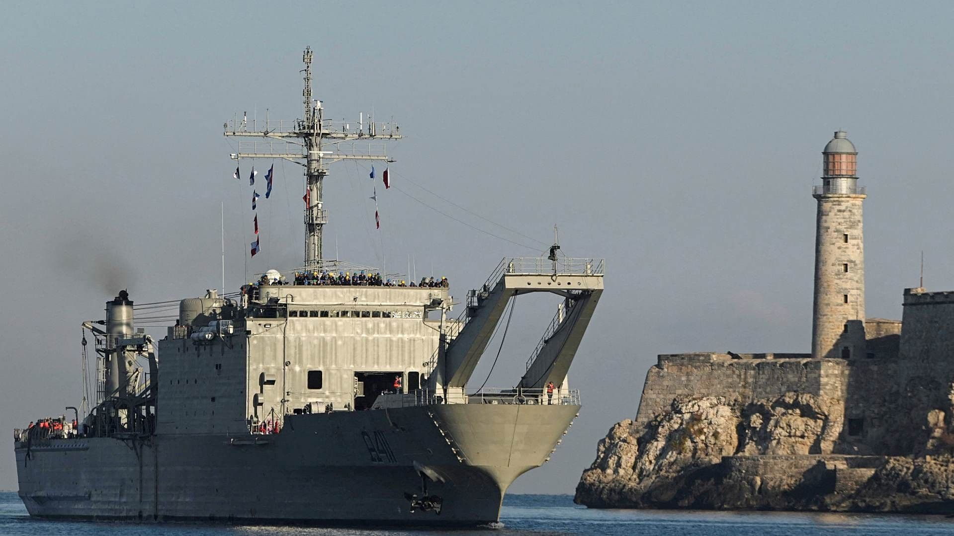 Buque de México cargado con ayuda humanitaria ingresa a la bahía de La Habana