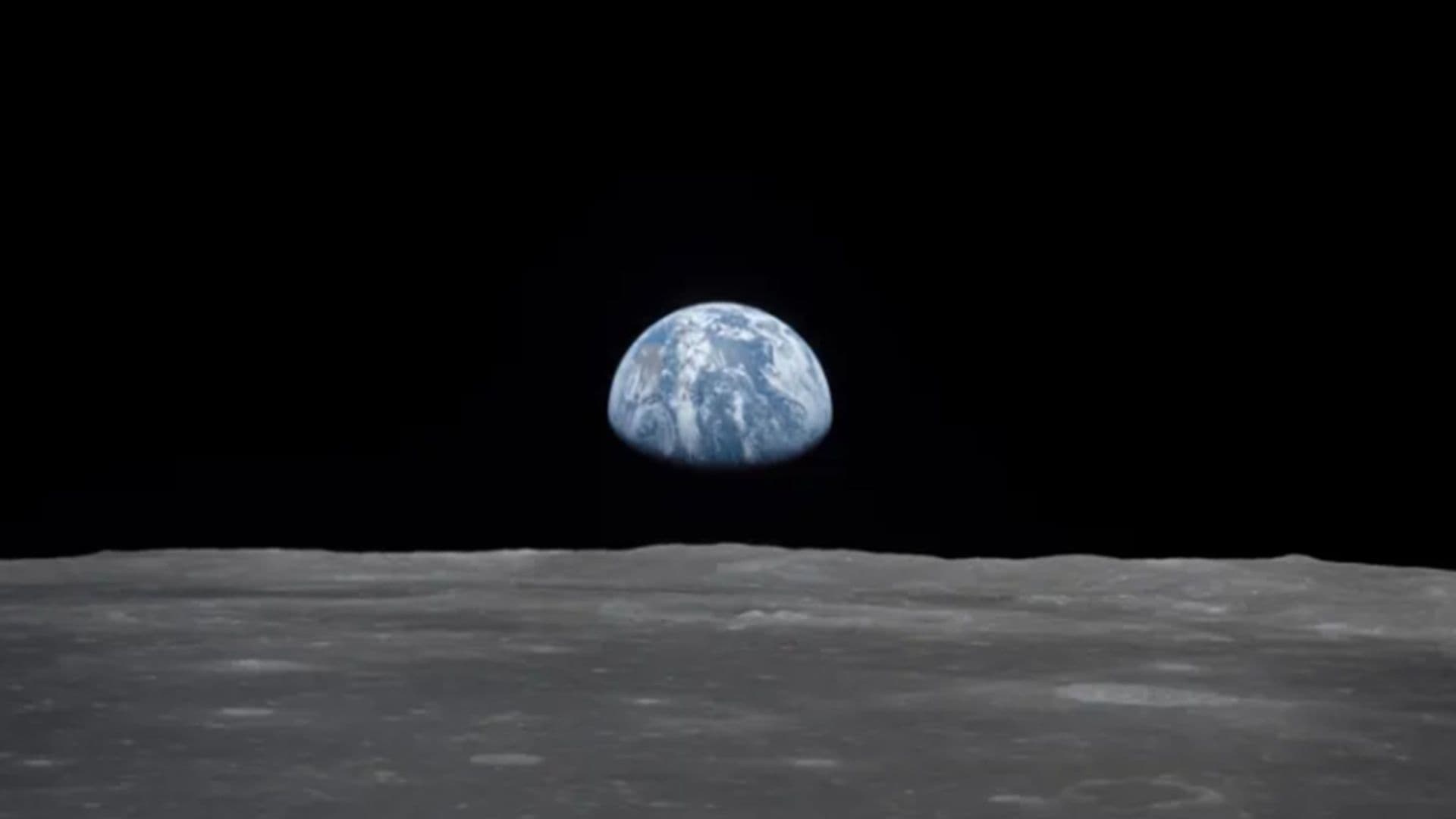 Esta vista de la nave espacial Apolo 11 muestra la Tierra elevándose sobre el horizonte lunar. NASA/JSC