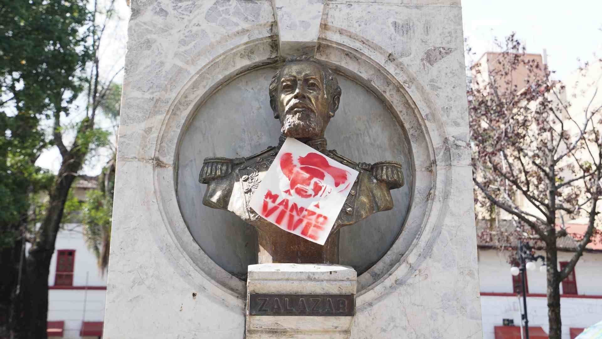 Cartel en recuerdo a Carlos Manzo pegado en monumento en Uruapan, Michoacán, en noviembre 2025. Foto: Cuartoscuro | Archivo