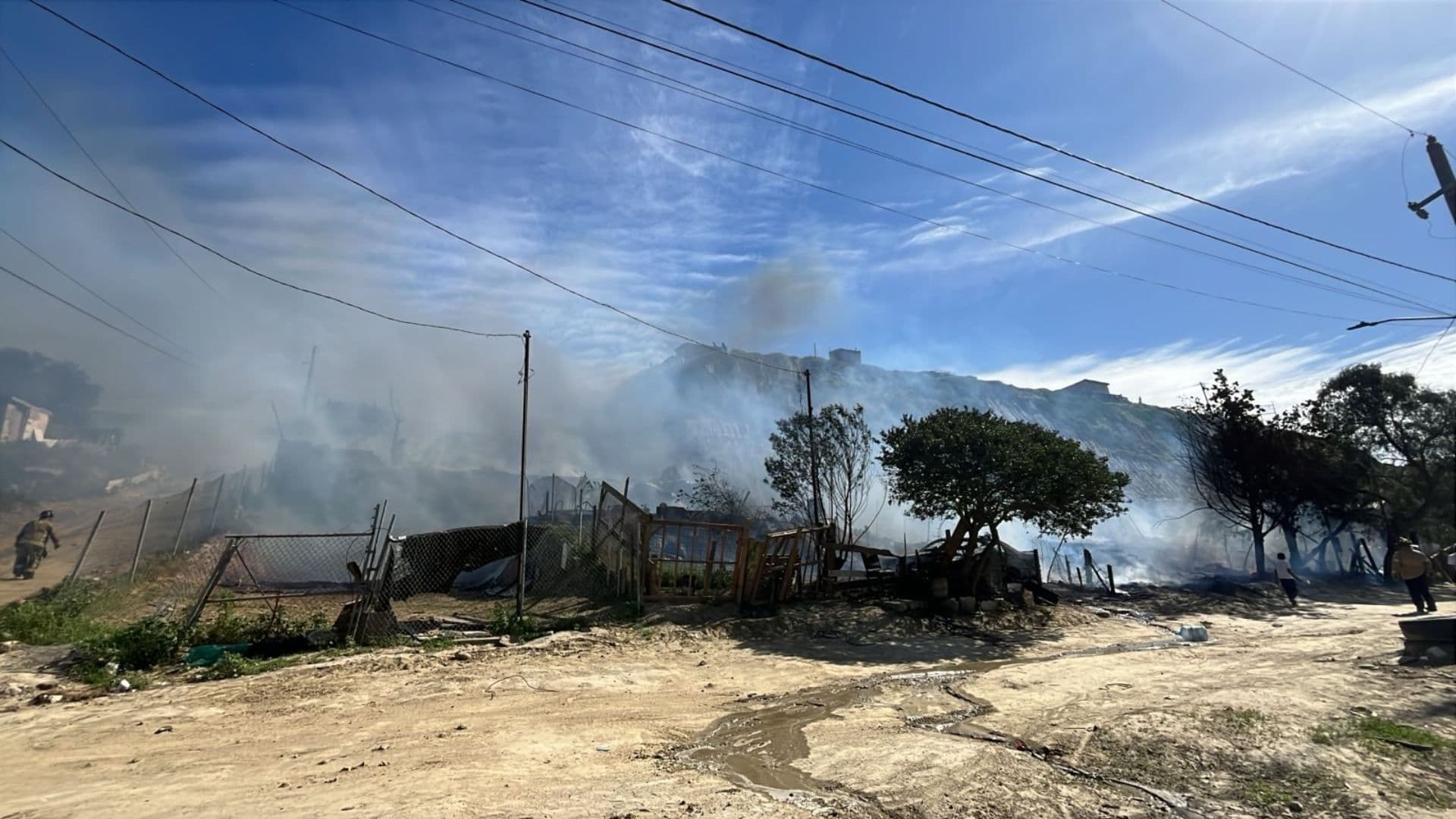 Incendio Consume Cinco Viviendas en Rancho Las Flores, Tijuana: Bomberos Trabajan Contención