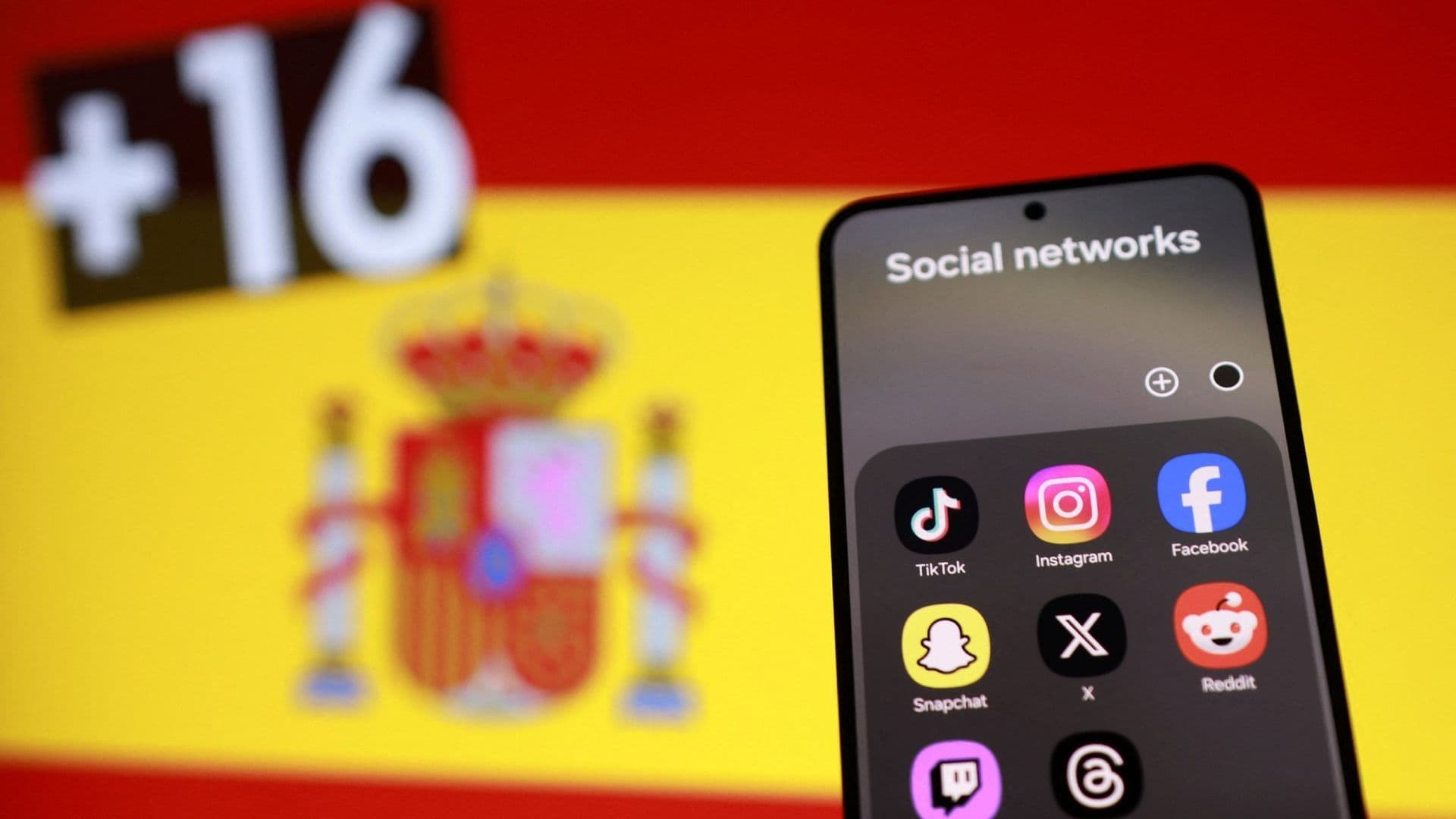 Alrededor del 82% de los españoles cree que debería prohibirse el uso de redes sociales para menores de 14 años.