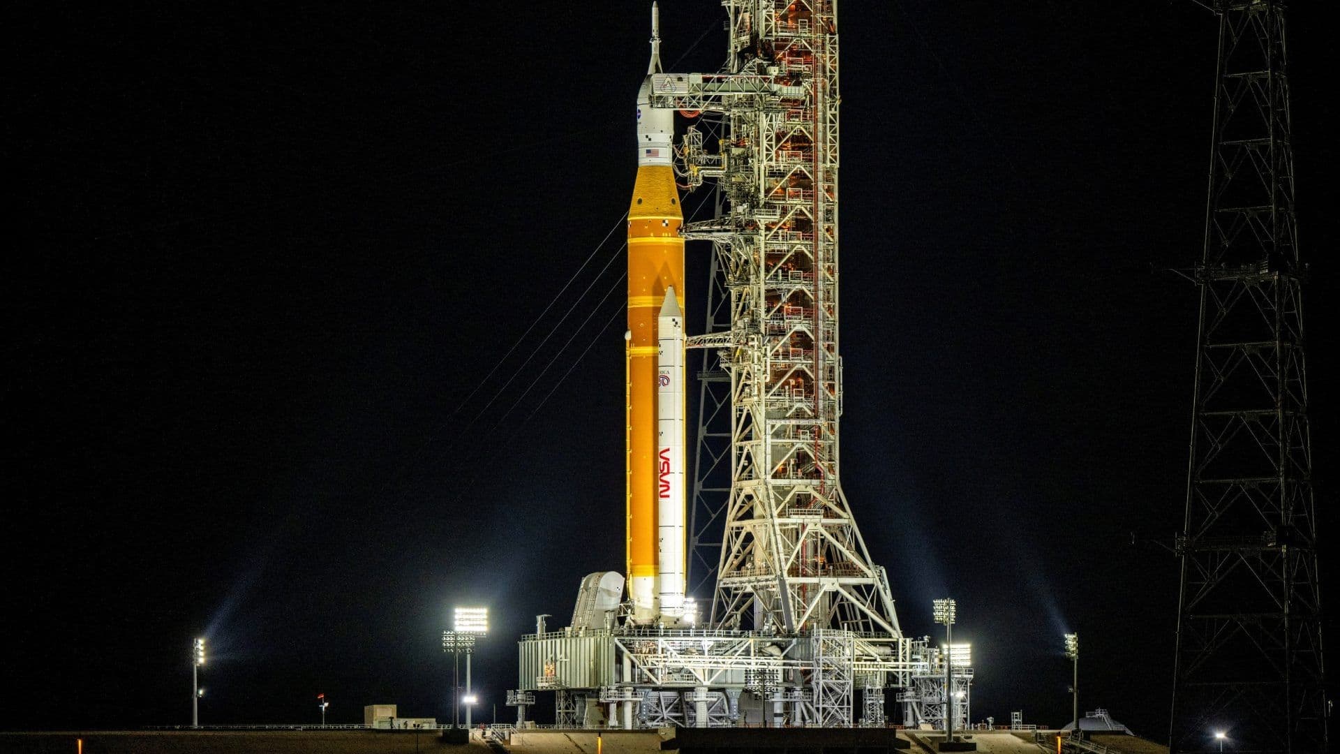 Posponen Misión de la NASA a la Luna Tras Pruebas de Artemis II en que Hubo Fuga de Combustible.