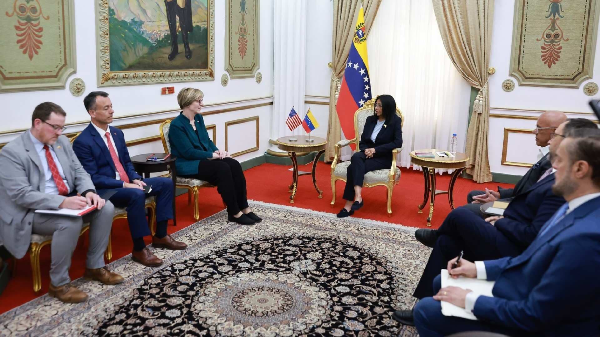 Delcy Rodríguez recibe a misión diplomática de Estados Unidos en Caracas