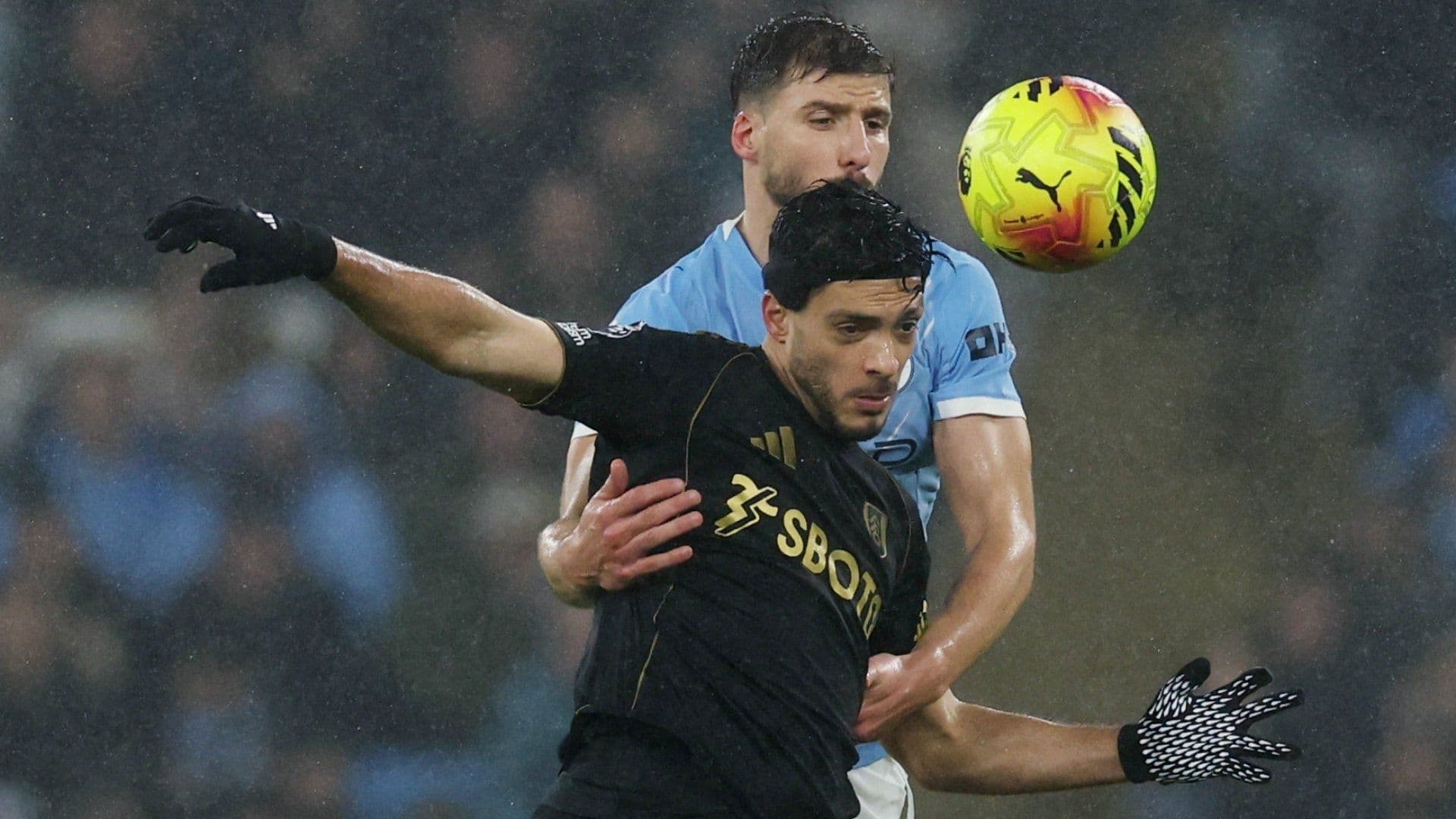 Raúl Jiménez batalló mucho con la marca pegajosa de los defensas del Manchester City, en el Etihad Stadium.