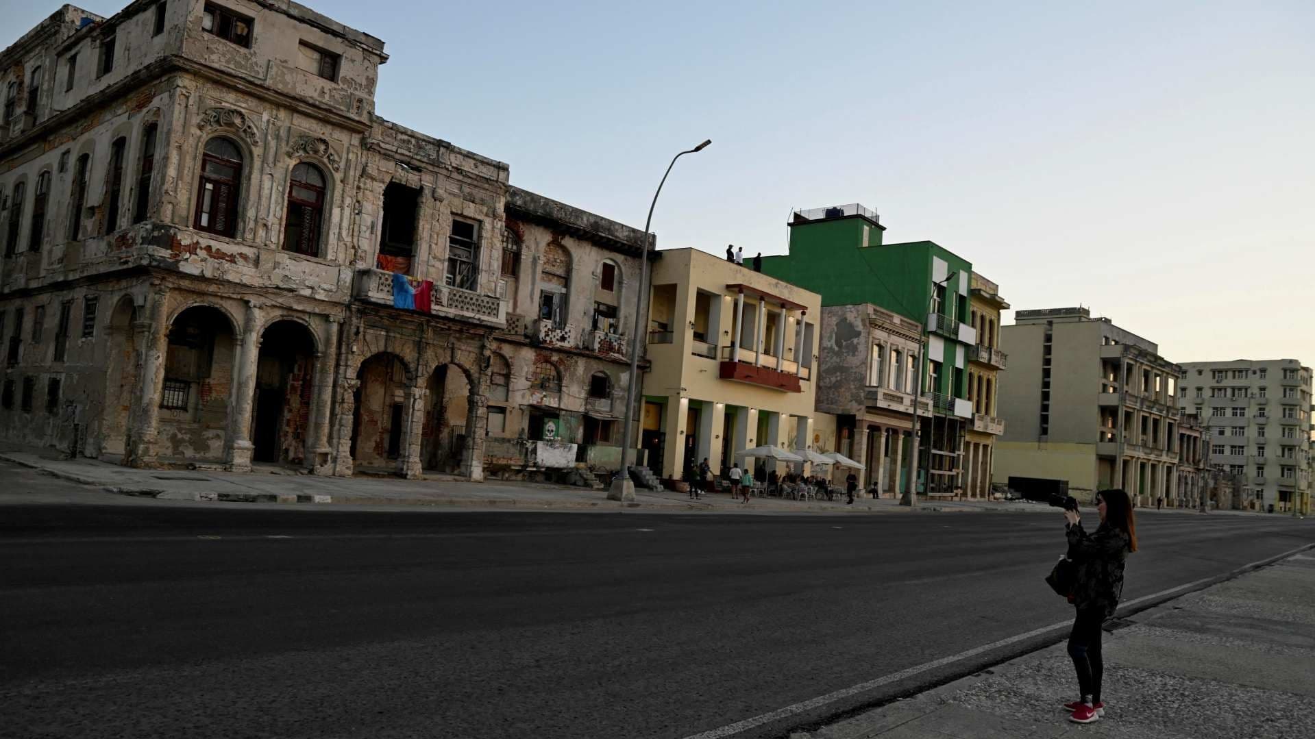 Turista toma fotografías en el Malecón, mientras EUA impide que los envíos de petróleo lleguen a la isla, en Cuba. Foto: Reuters