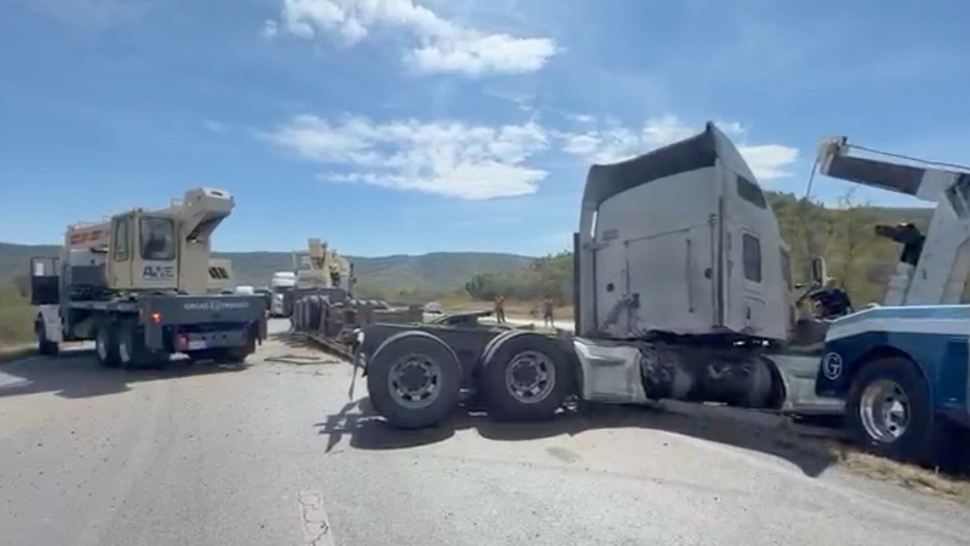 Vuelca Tráiler y Causa Complicaciones en Carretera Nacional en Montemorelos, Nuevo León