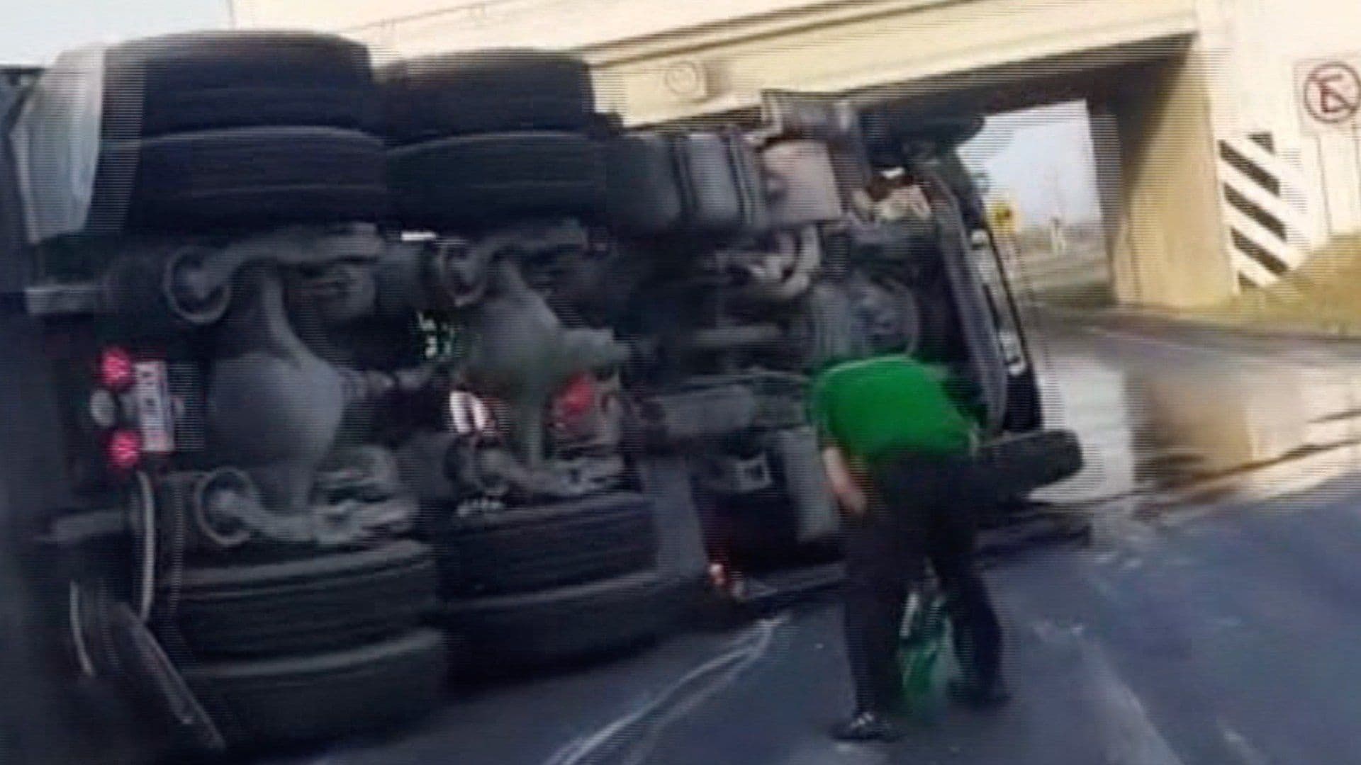 Tráiler Vuelca en Autopista Monterrey-Laredo en Ciénega de Flores, NL; Hay un Herido