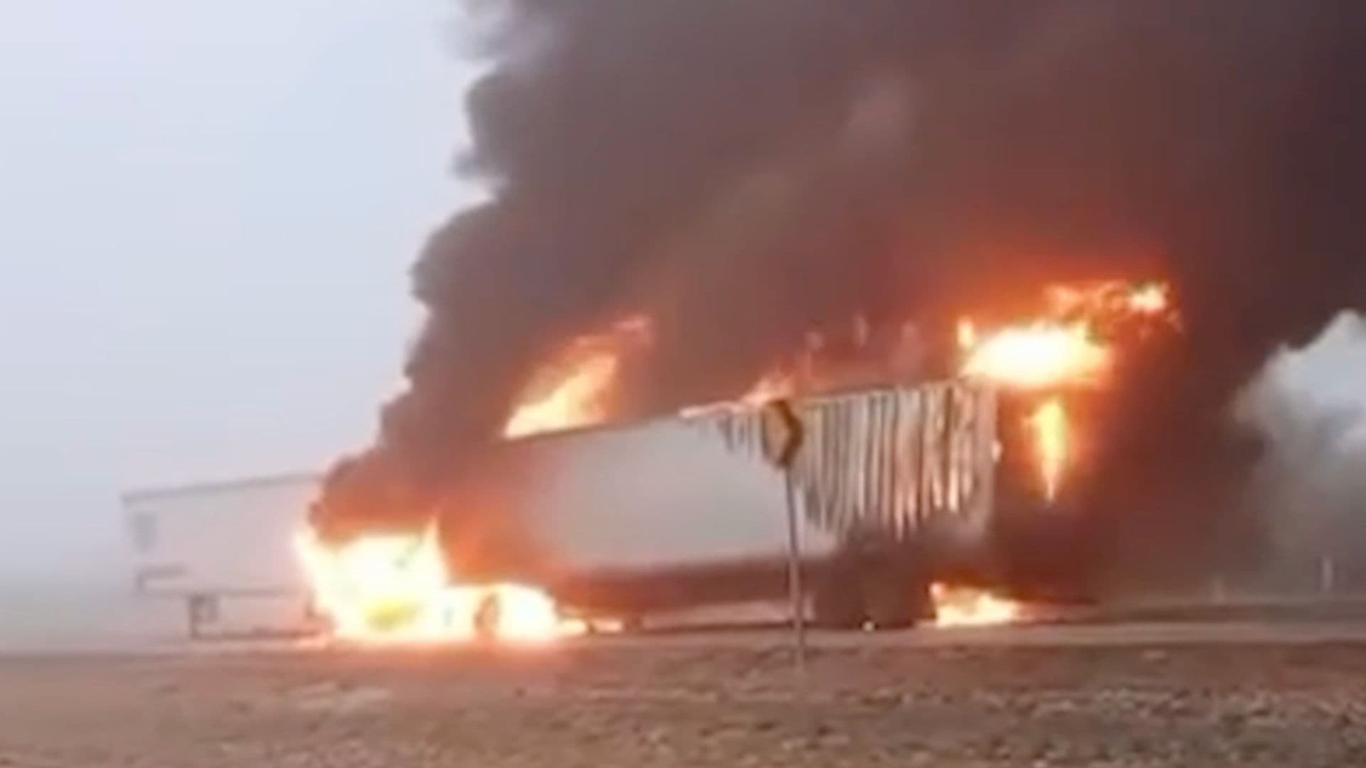Cierran Autopista Monterrey-Nuevo Laredo por Choque e Incendio de Tráiler en Sabinas Hidalgo, NL